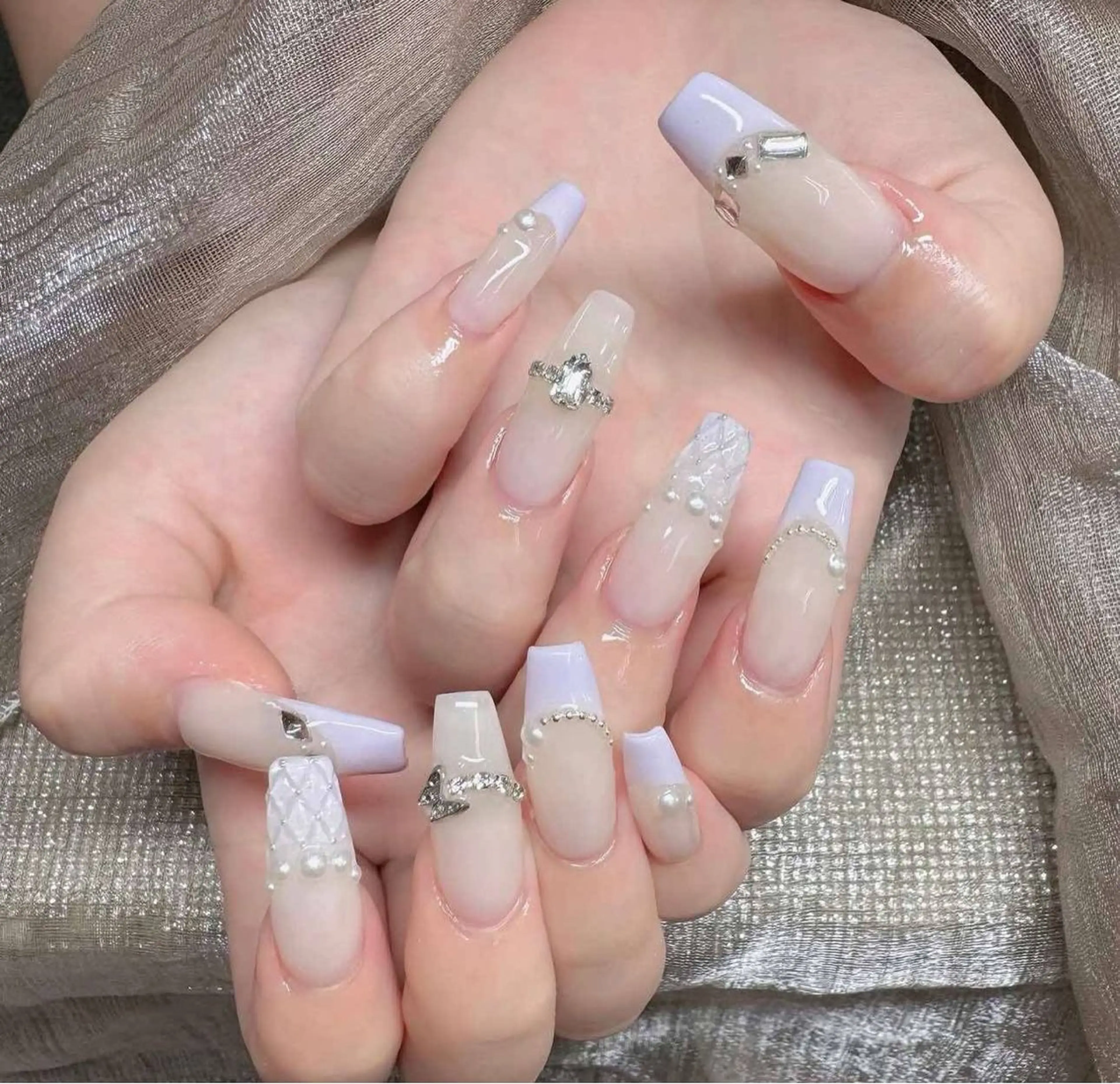 ネイル オーロラネイル フレンチネイル ジェルネイル ハロウィン キラキラネイル H.baby Nail Salonのネイルデザイン