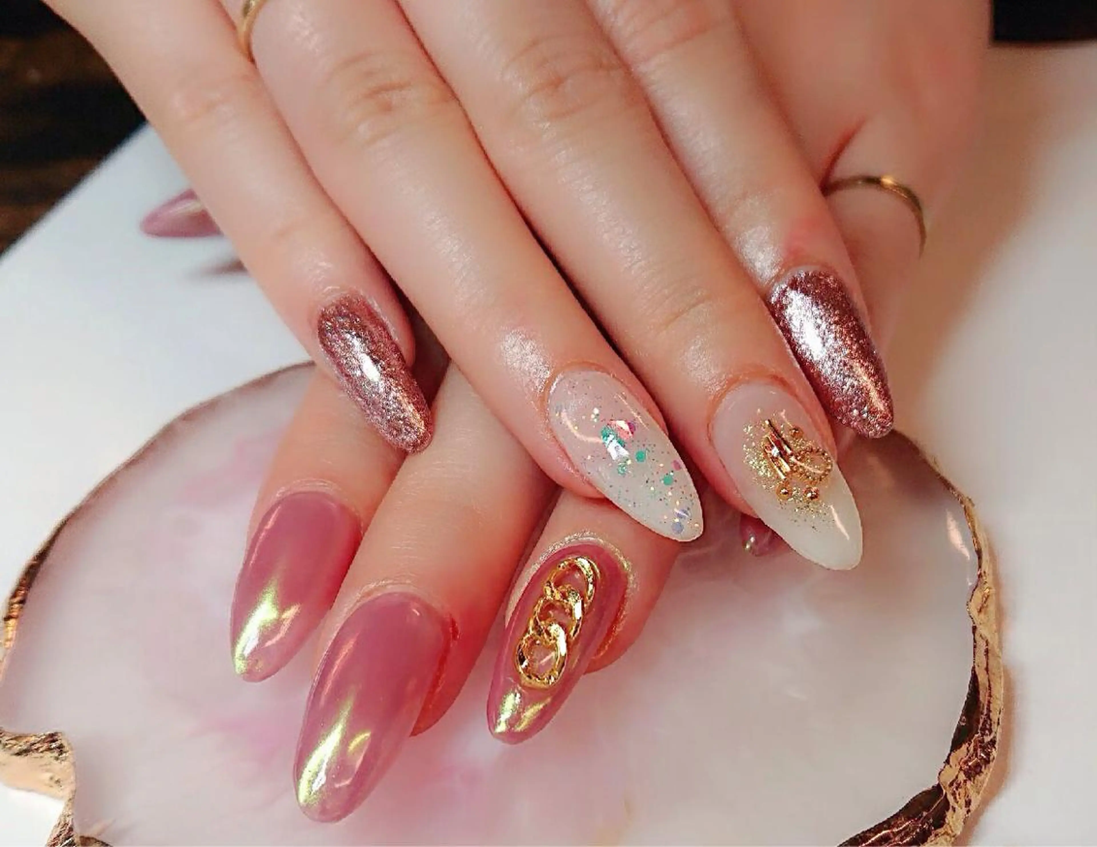 ネイル オーロラネイル ハンドネイル ハンドケア 🦋AYNIL🦋 ナチュラル専門店♥️のネイルデザイン