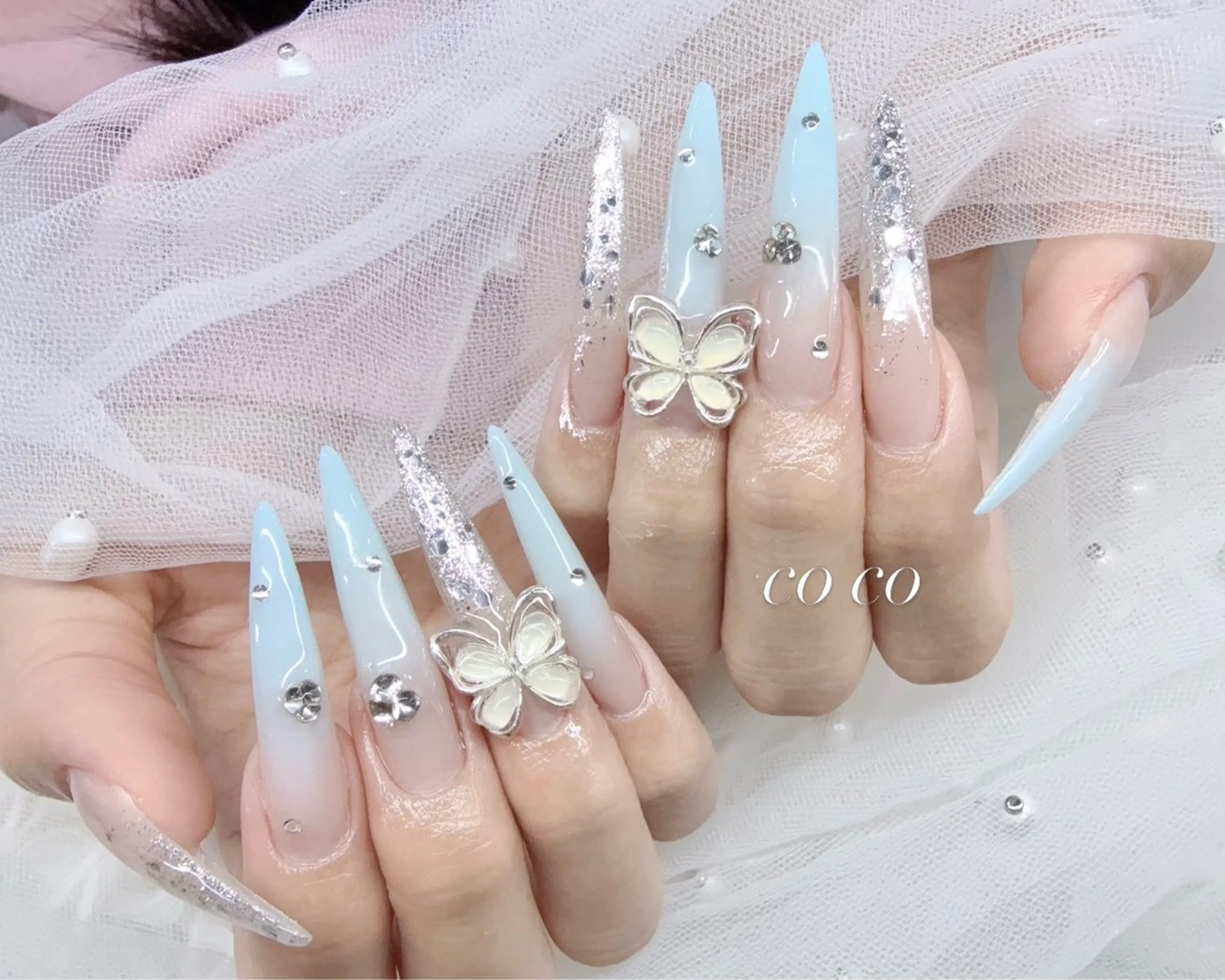 ネイル ブルー キラキラネイル ラメ(グリッター) ロングネイル ワンホンネイル COCO ネイルのネイルデザイン
