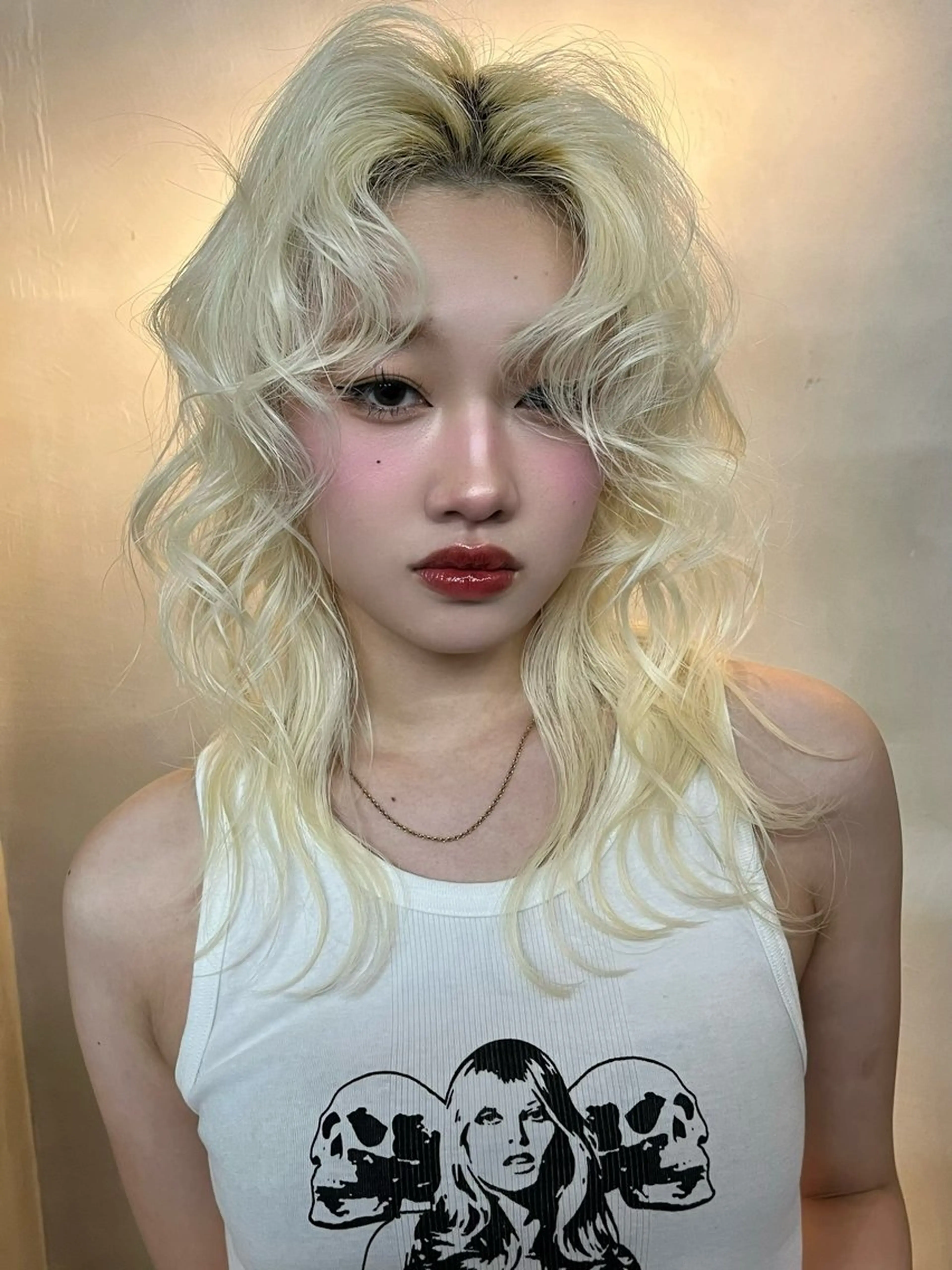 ロング カラー アッシュ アッシュブラック ベージュカラー 黒髪 ブロンド イツク ⚡️ ルーツ/ハイトーンのヘアスタイル