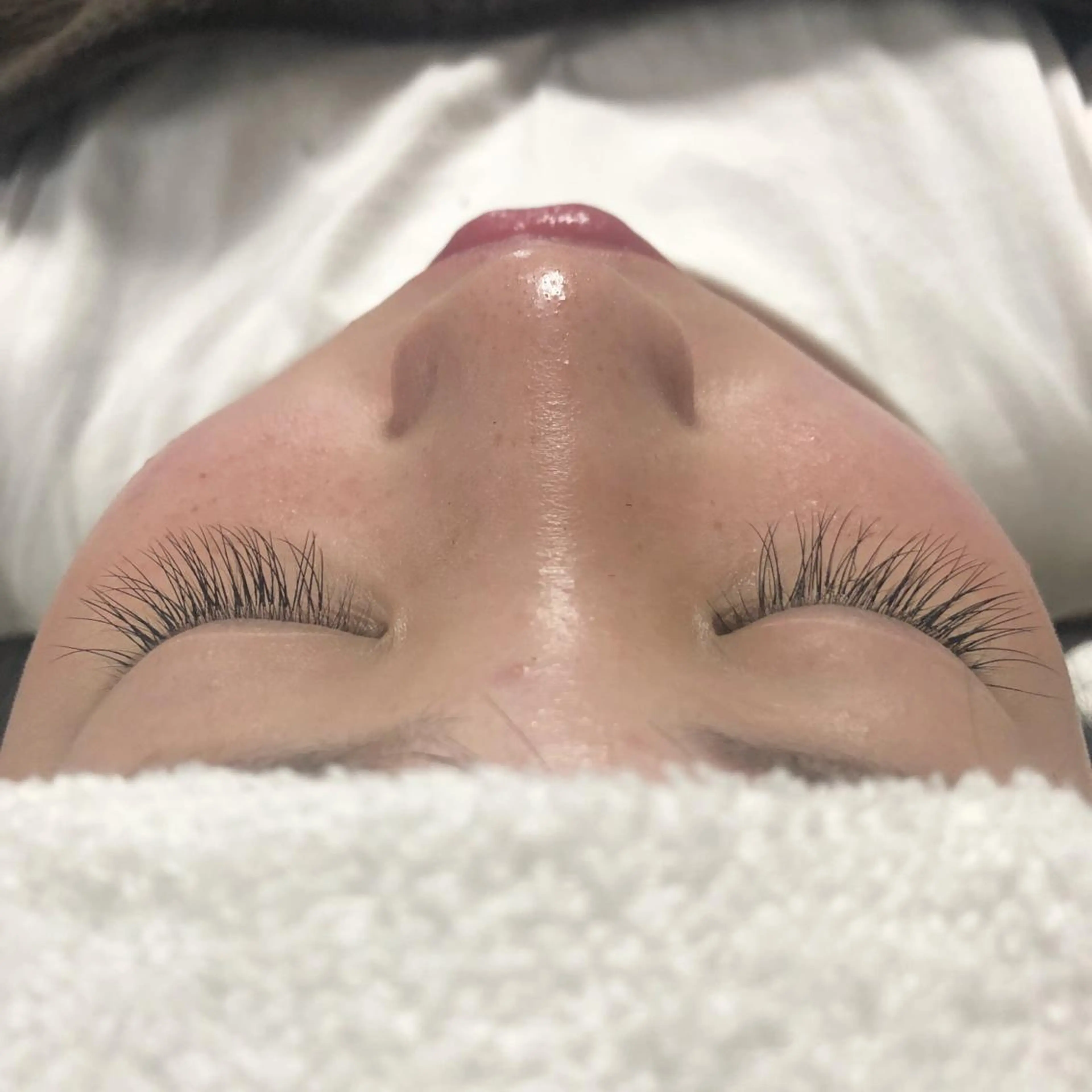 マツエク・マツパ レイヤーカット✖️ 柔らかベージュカラーのヘアスタイル