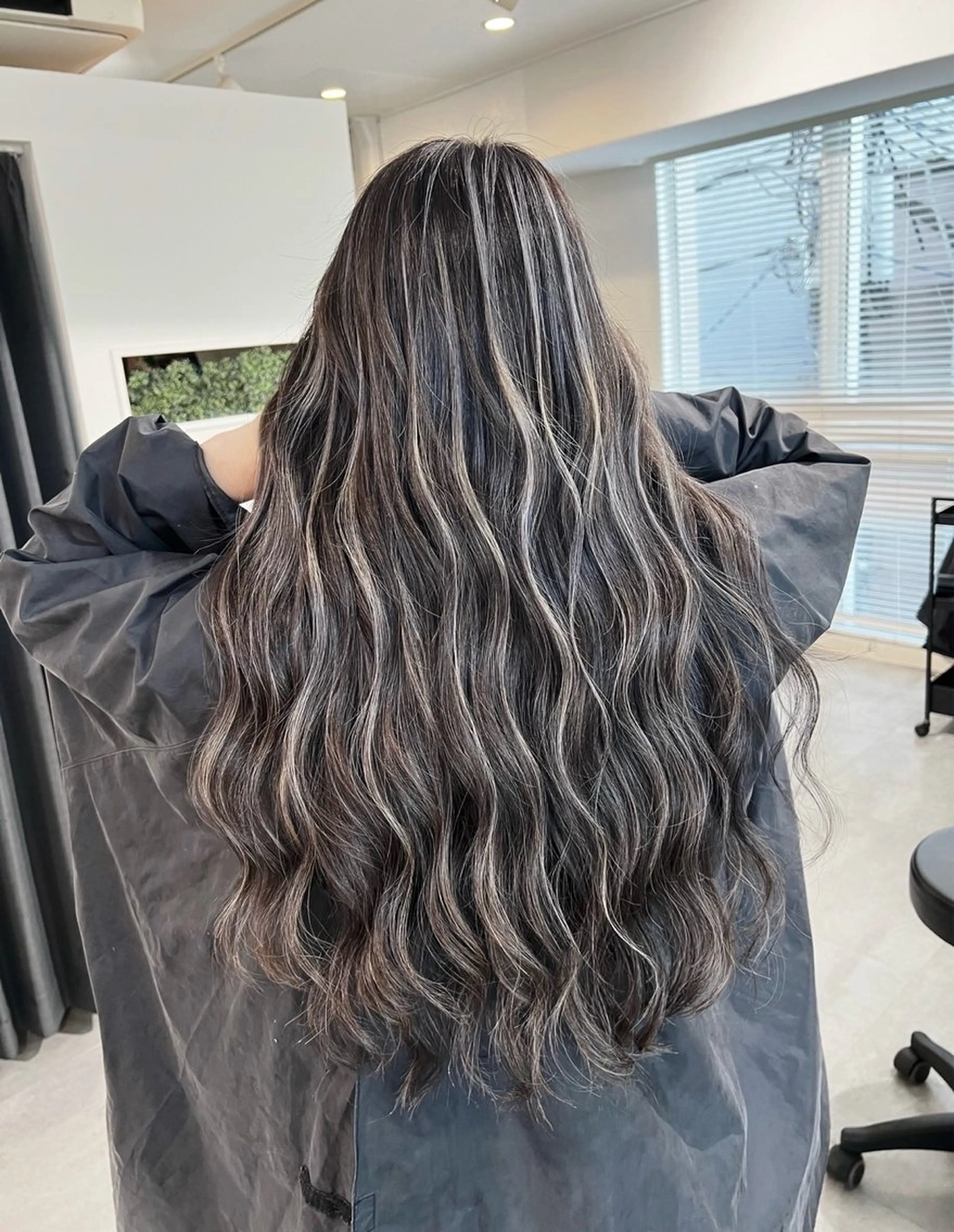 ロング カラー ダークグレー ダークグレージュ グレージュ ハイライトカラー ハイライト ヘアカラー トリートメント ROBIN所属・指名数No.1 /NAOYAのヘアスタイル