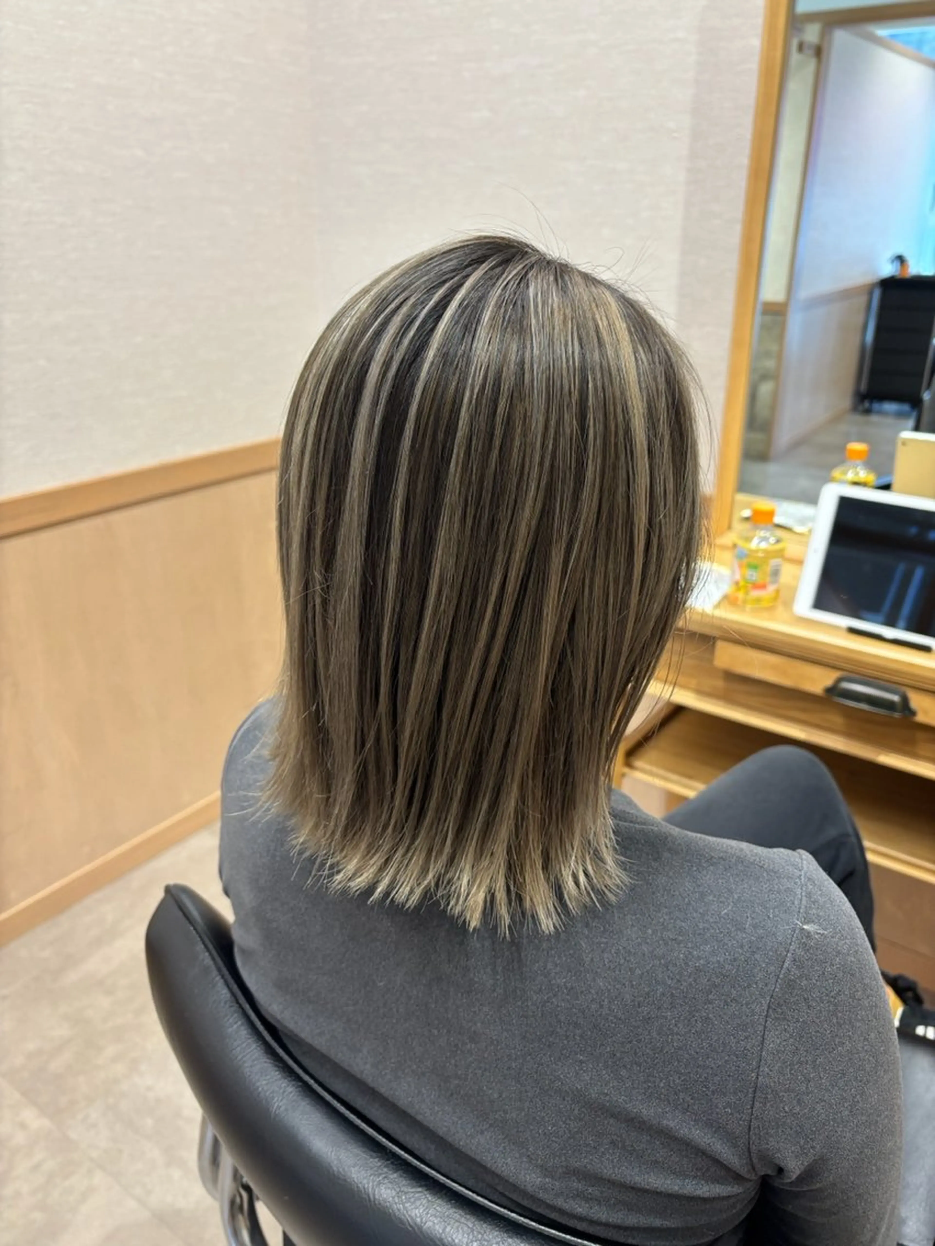 ミディアム カラー カット ヘアカラー 髪の家 tikiのヘアスタイル