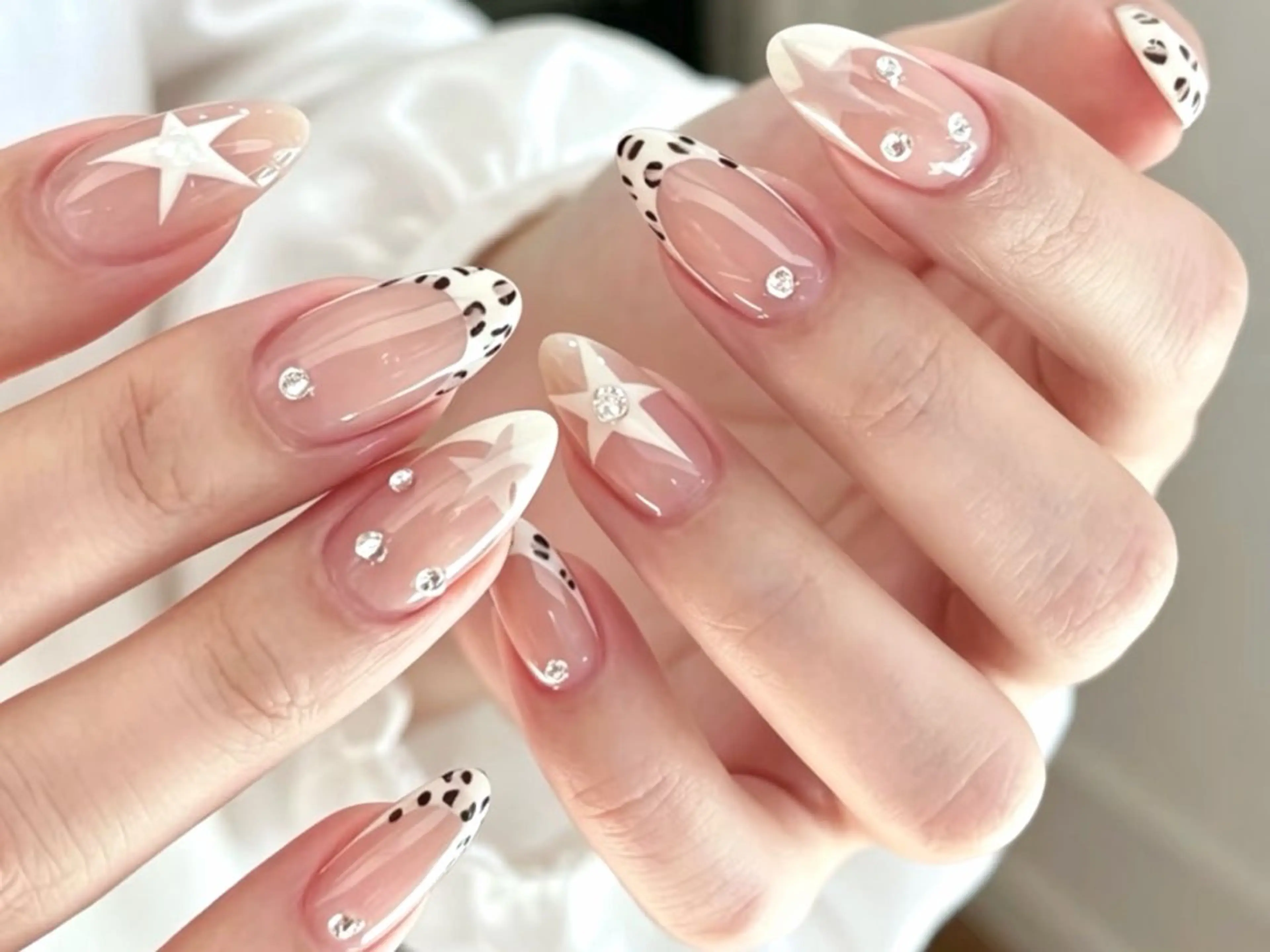 ネイル 桜ネイル フットネイル フレンチネイル グラデーション 氷ネイル・うるうるネイル ハンドネイル Lynn_ Nailのネイルデザイン