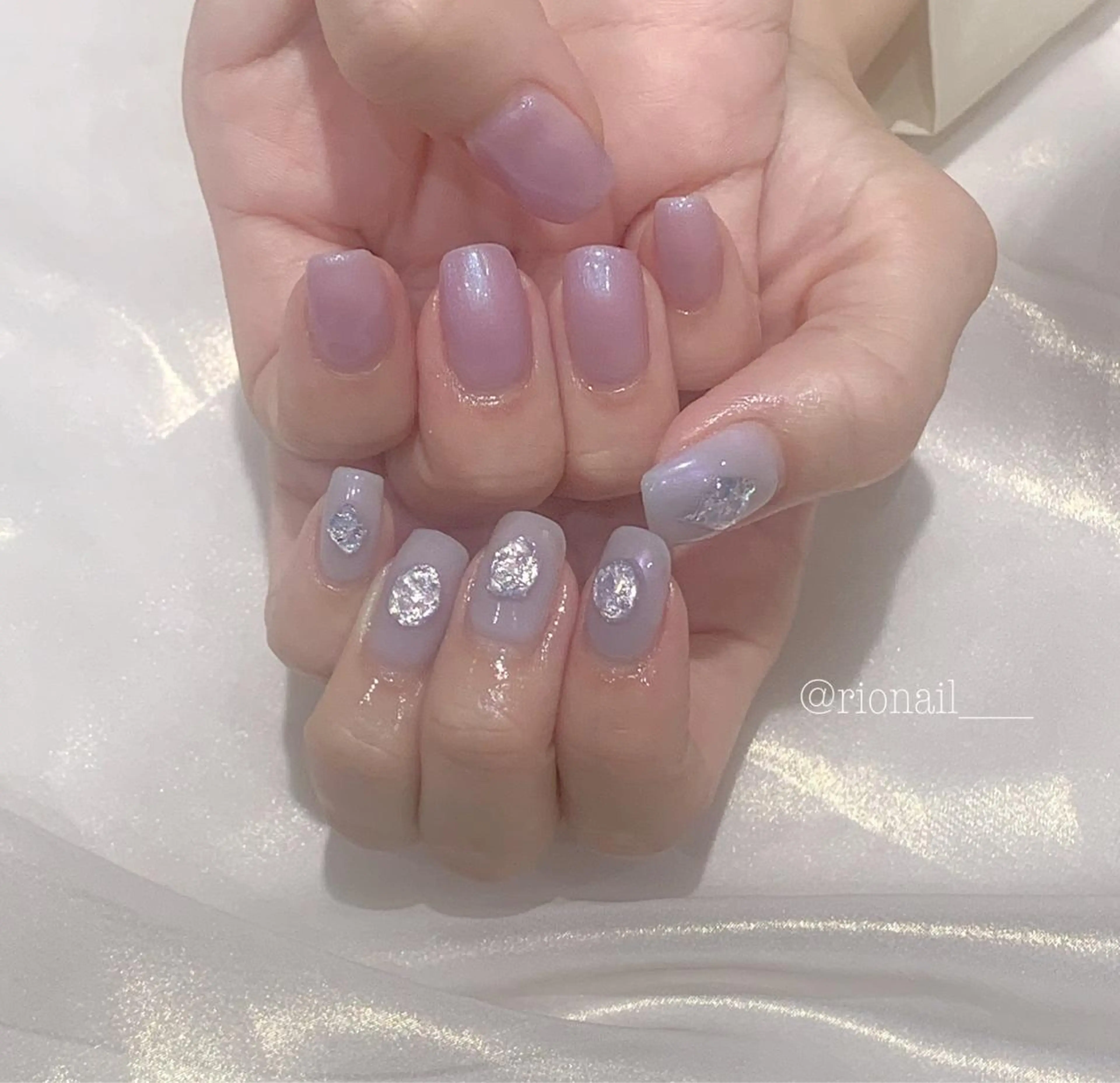 ネイル アートネイル ハンドネイル 𝘙𝘪𝘰𝘯𝘢 ...🕯🤍のネイルデザイン