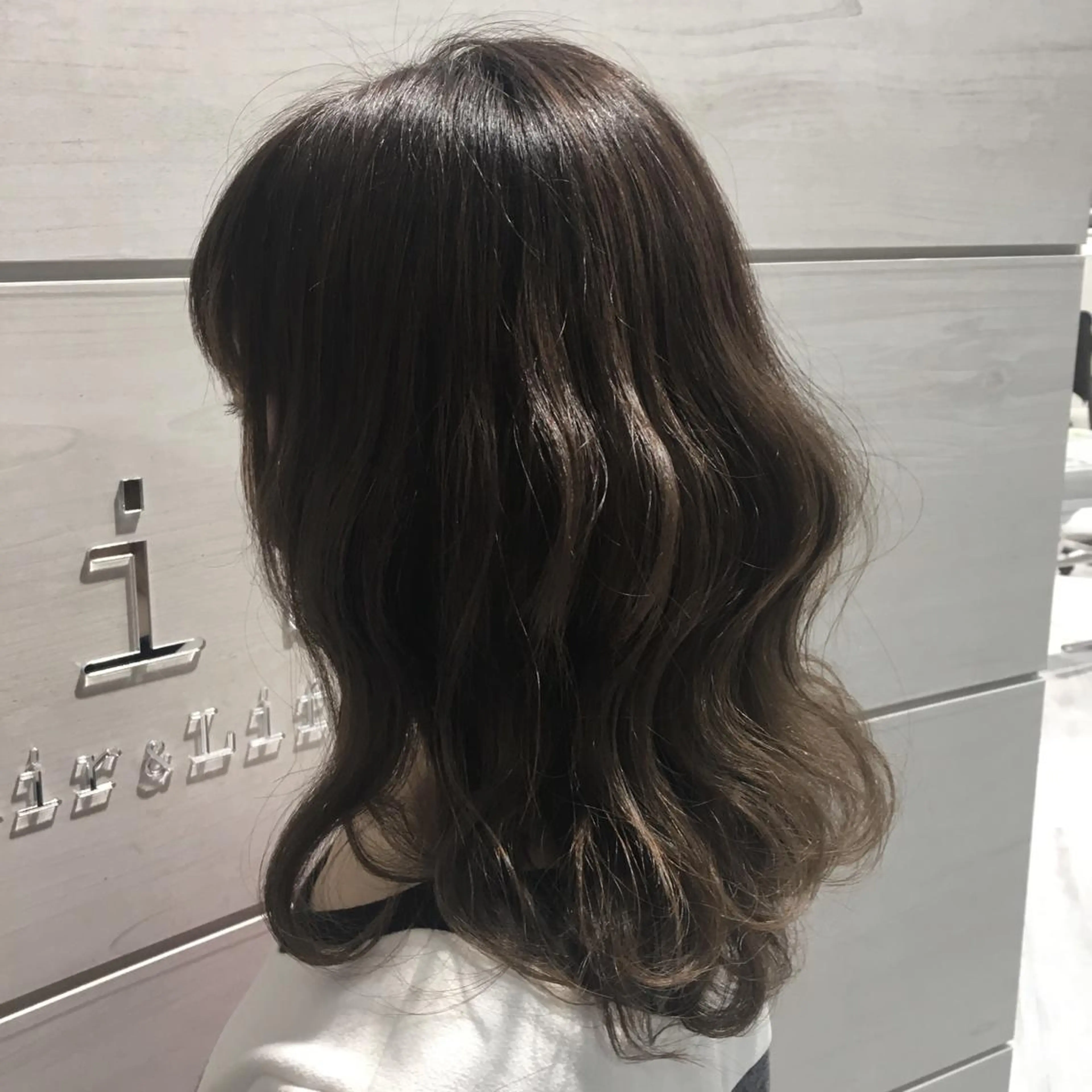 セミロング ハイライト 佐藤 結花のヘアスタイル