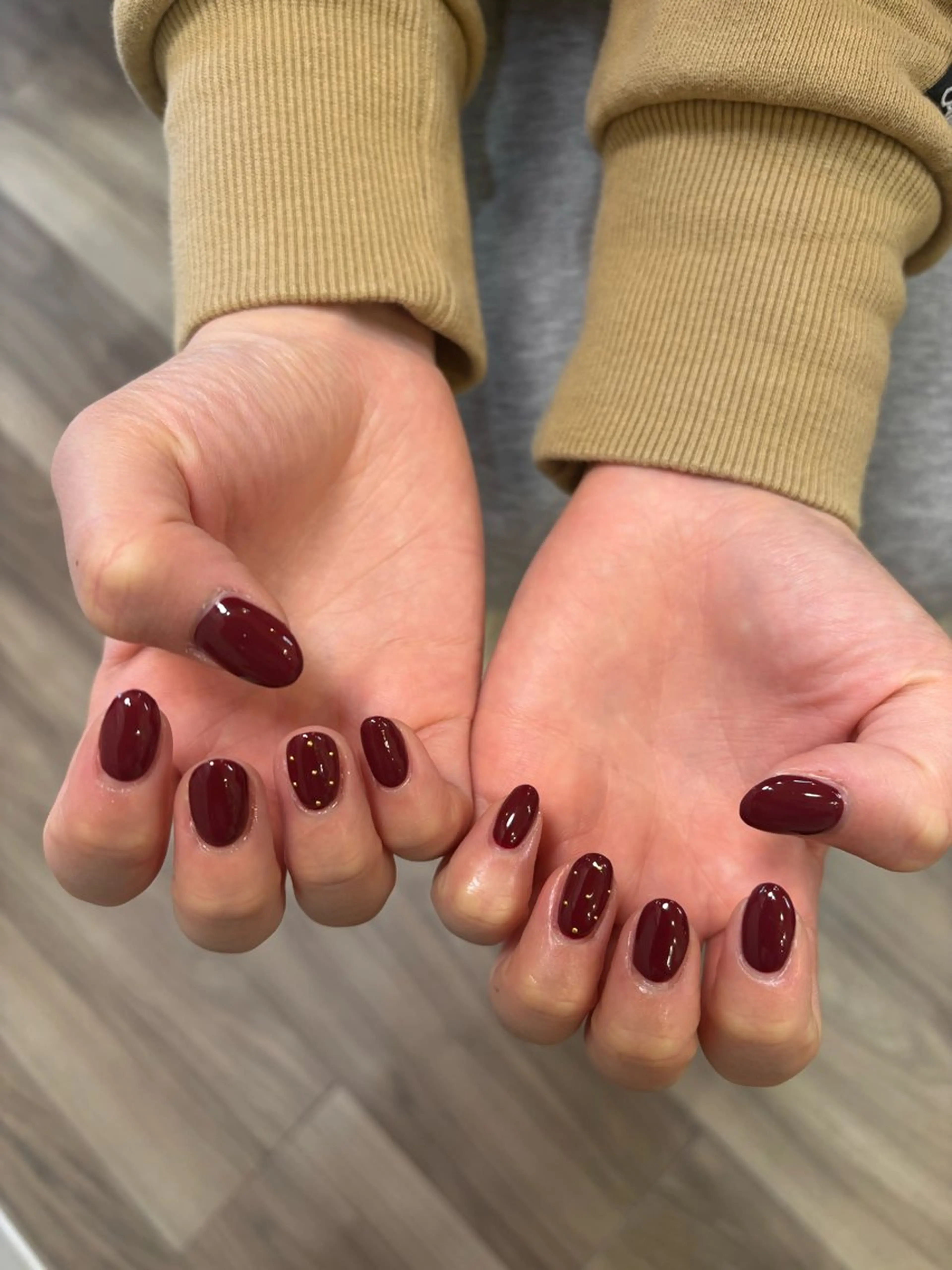 ネイル ボルドー ゴールド シンプルネイル lealea Ayakaのネイルデザイン