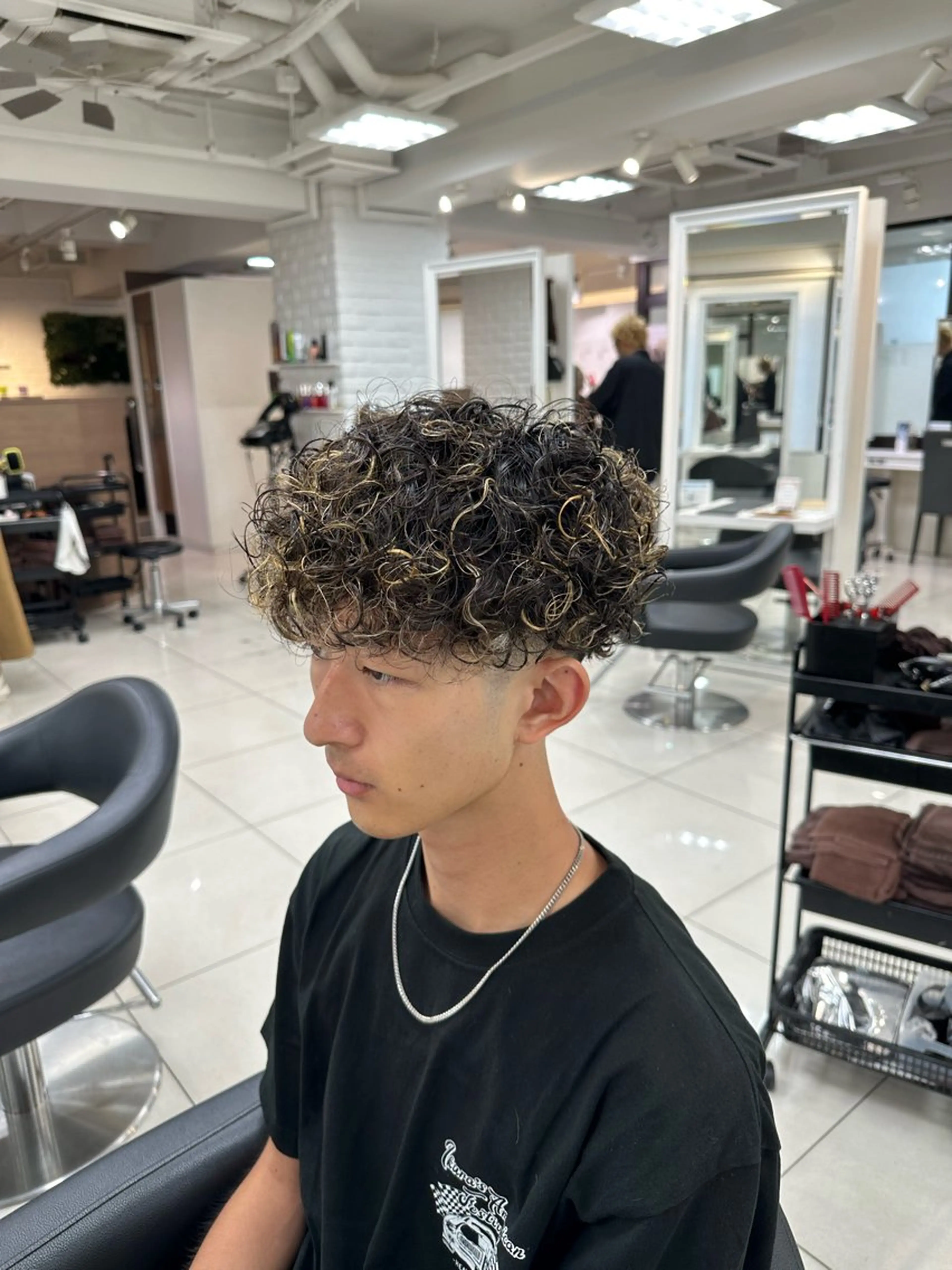 ショート パーマ メンズ メンズハイライト メンズパーマ プードルパーマ ハイライト プードルパーマ カット ヘアカラー パーマ フェザーパーマ職人 🪶ryosukeのヘアスタイル