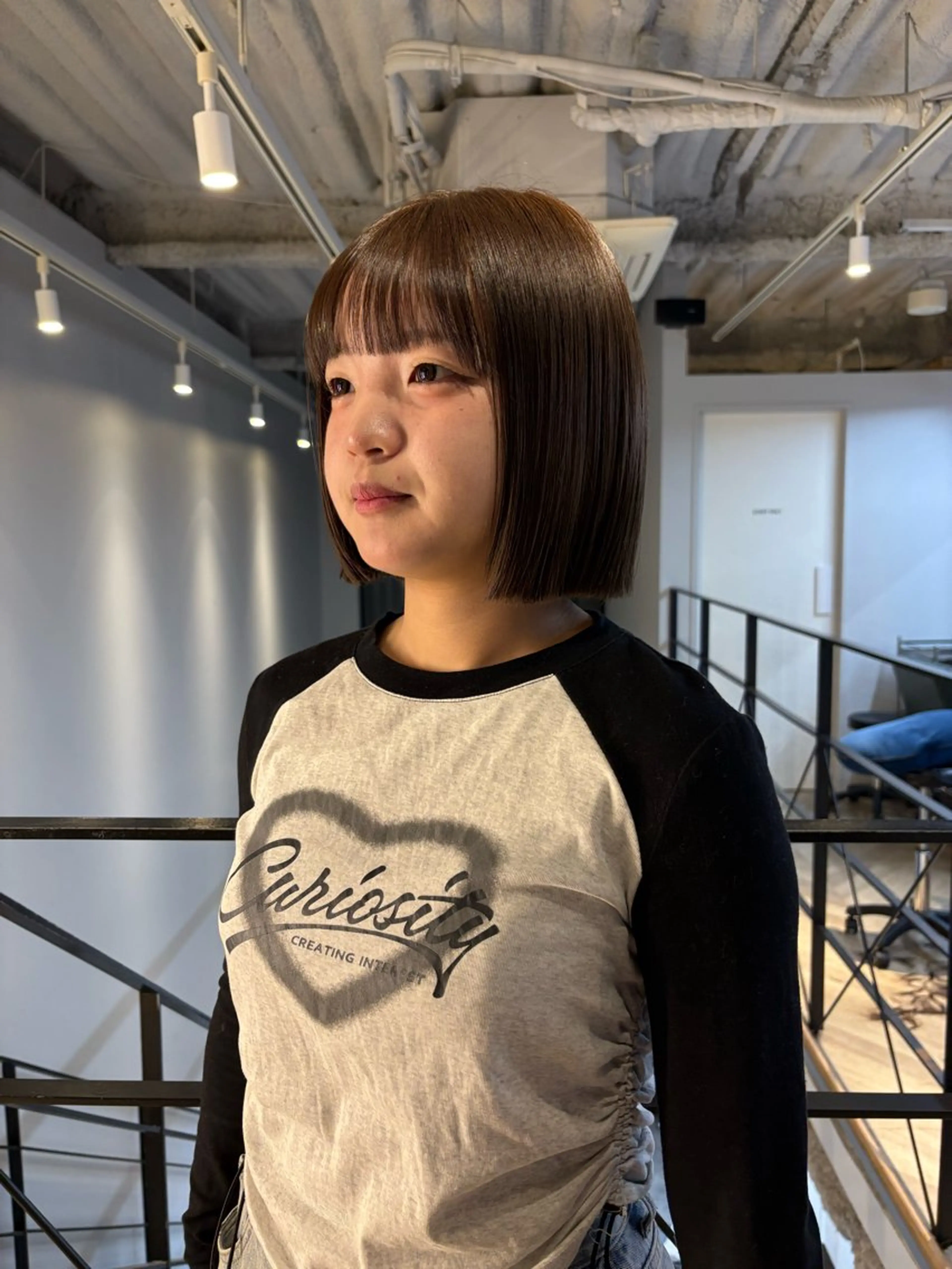 ミディアム yuri/オリーブ/ 暖色カラー/レイヤーのヘアスタイル