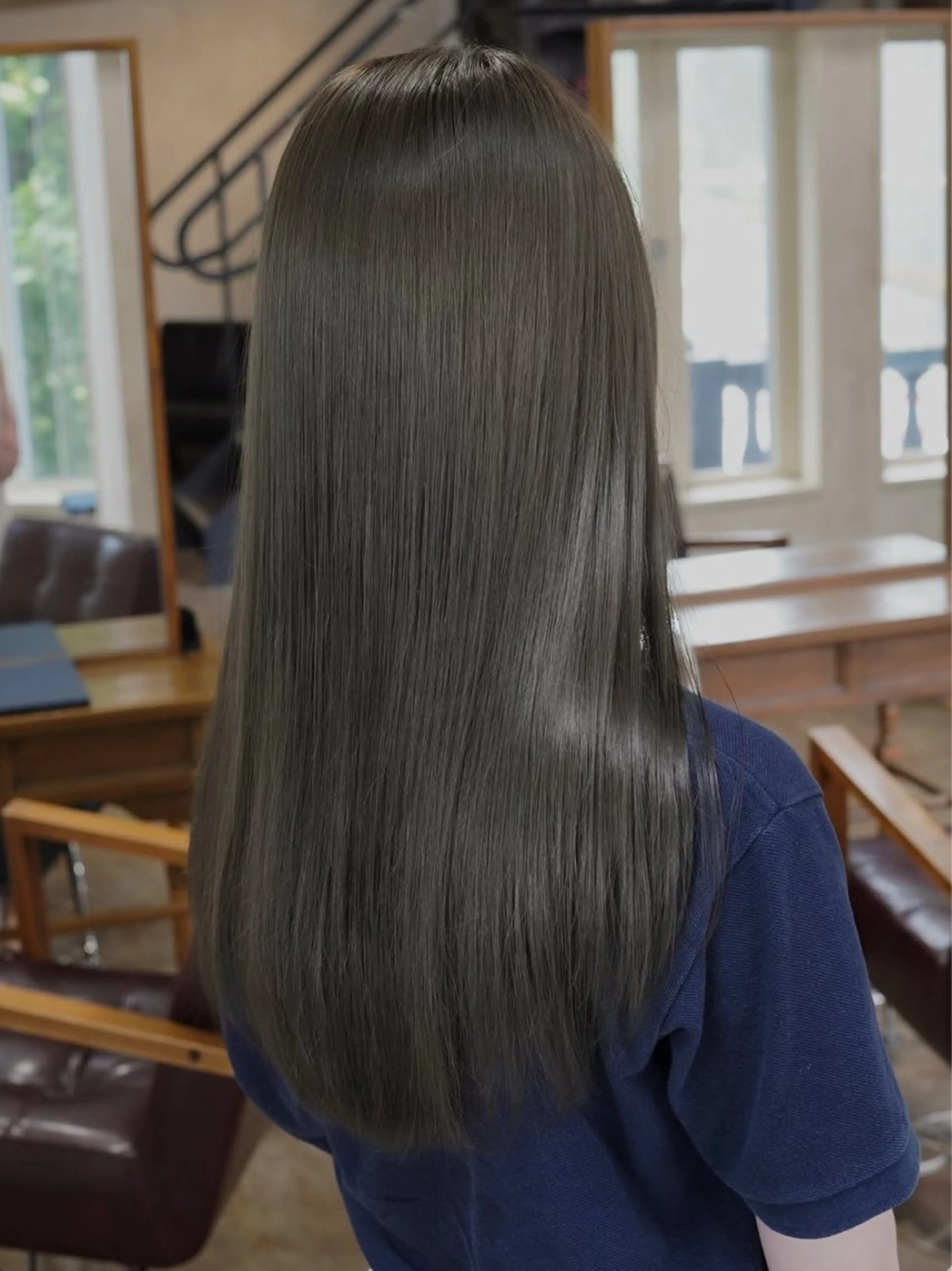 ロング カラー ブリーチ グレージュ オリーブカラー オリーブグレージュ オリーブグレー カットパーマ3000 円/水曜日モデルのヘアスタイル