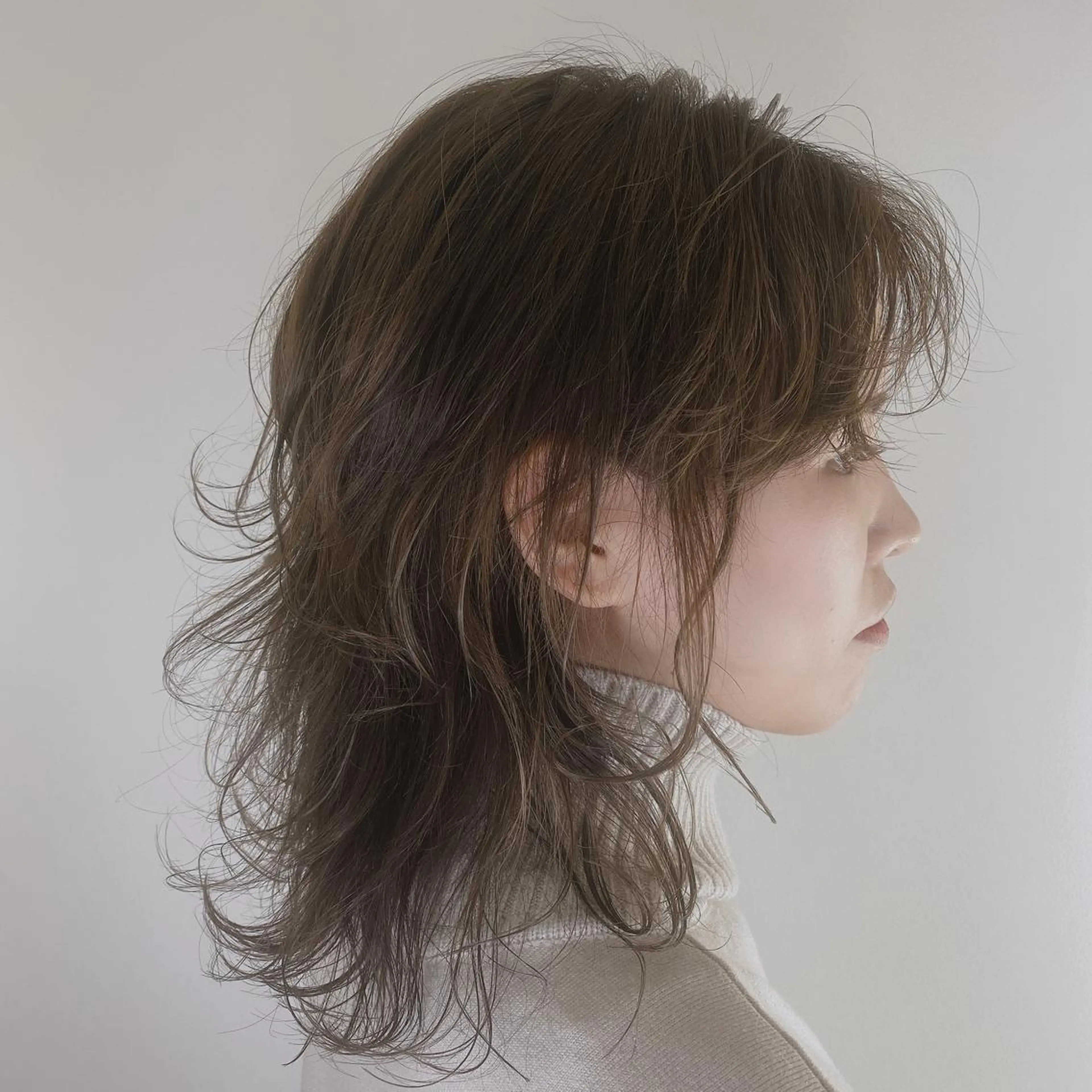 セミロング レイヤーカット ウルフカット ウルフレイヤー カット ヘアカラー 上川 開生のヘアスタイル