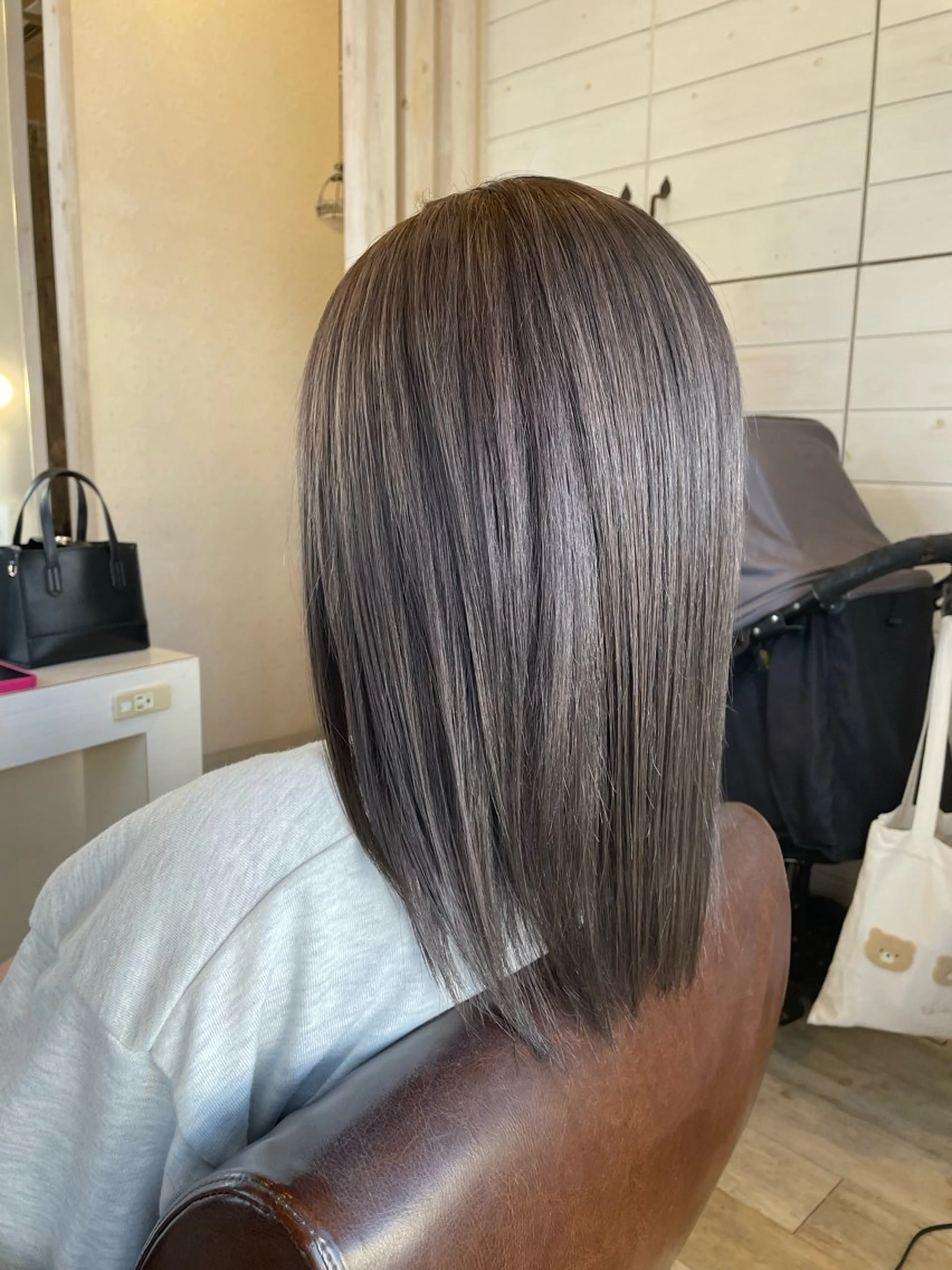 セミロング カラー アッシュ アッシュグレー ブリーチ ケアブリーチ ダブルカラー 東恩納 誠のヘアスタイル