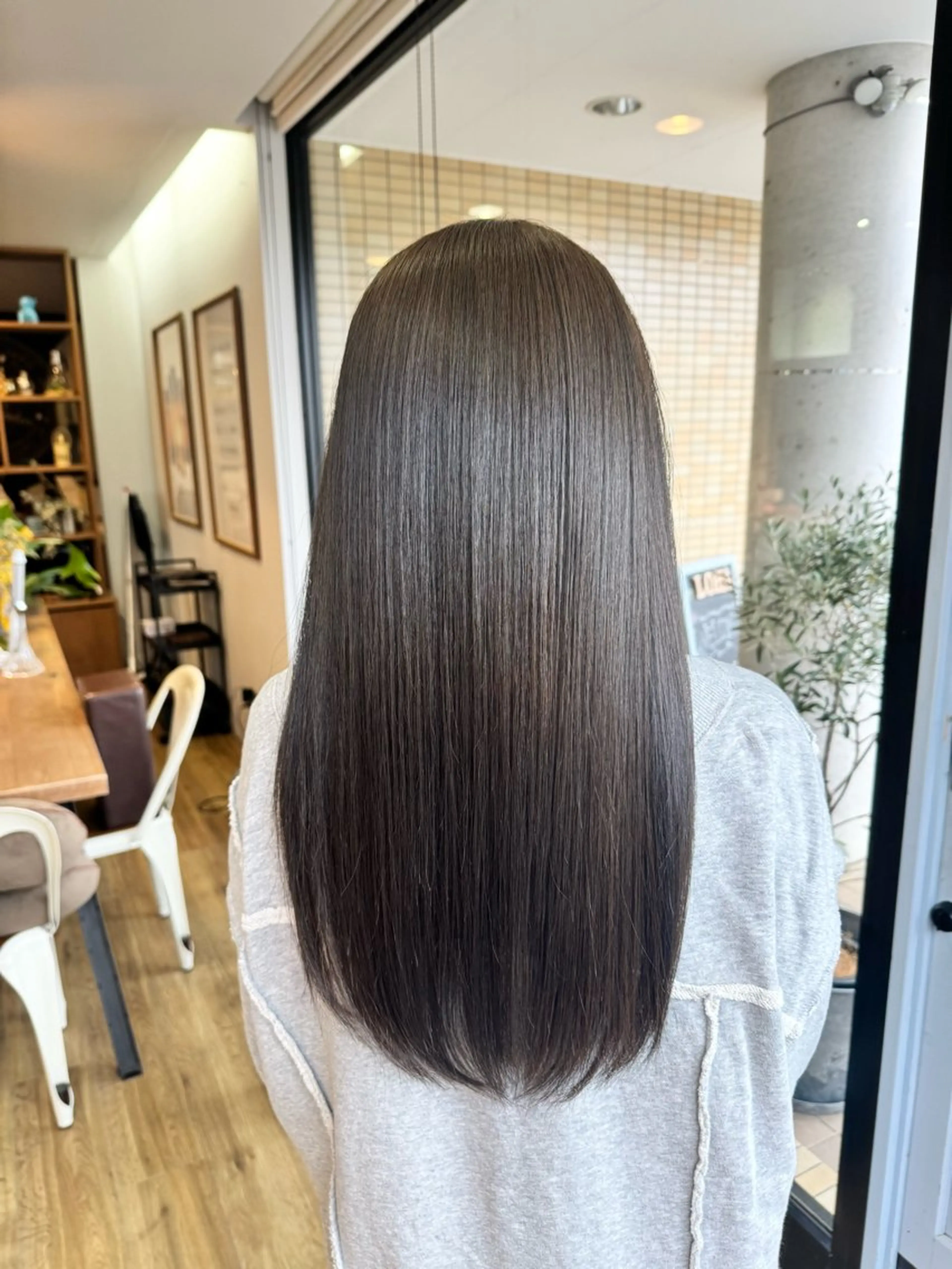 ロング カラー グレージュ オリーブグレージュ オリーブグレー ヘアカラー トリートメント ツキダテ ユイのヘアスタイル