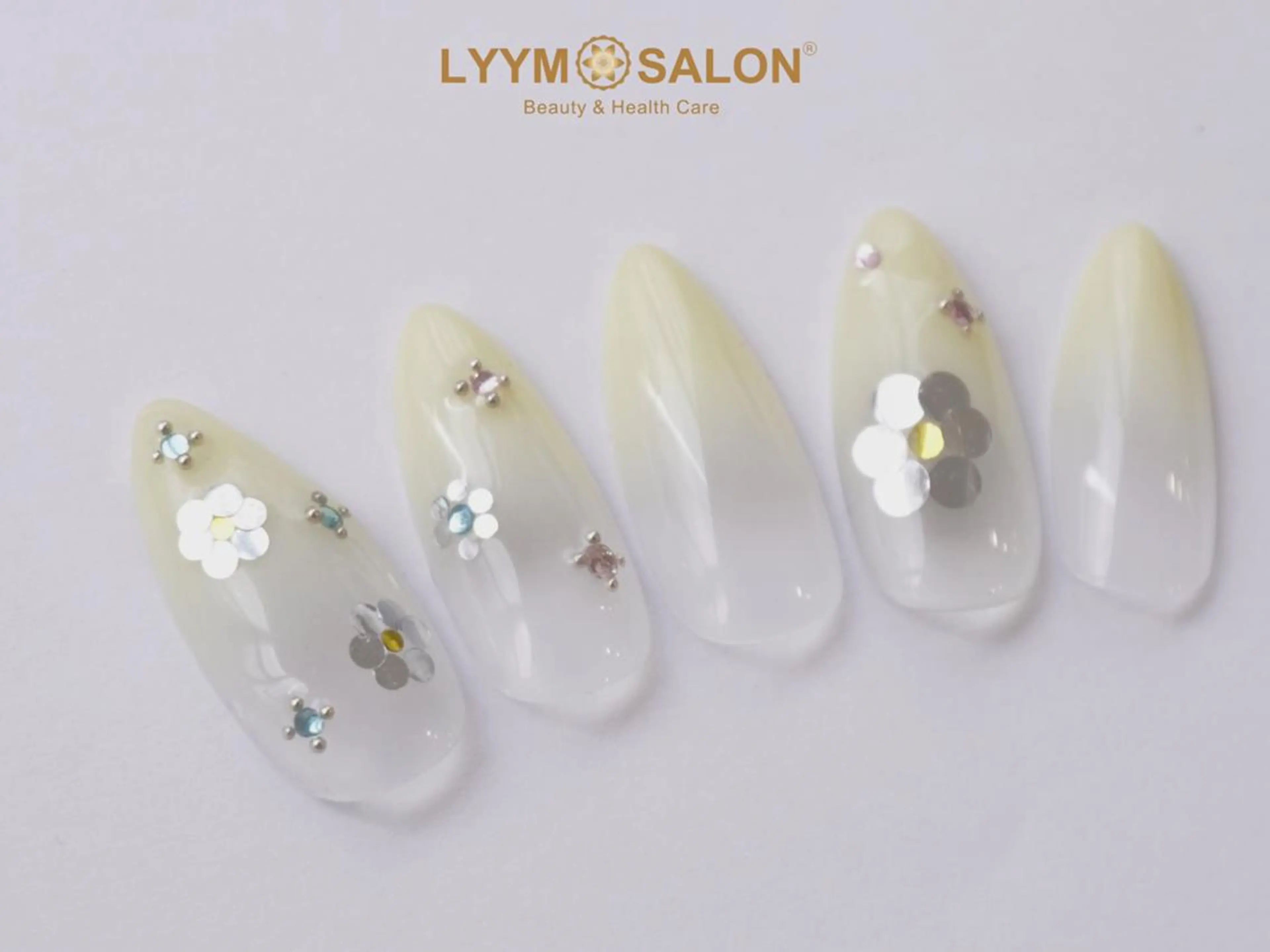 ネイル グラデーション ホログラムネイル 韓国ネイル 春ネイル 黄色 ハンドネイル ハンドケア LYYM Salon Miraのネイルデザイン