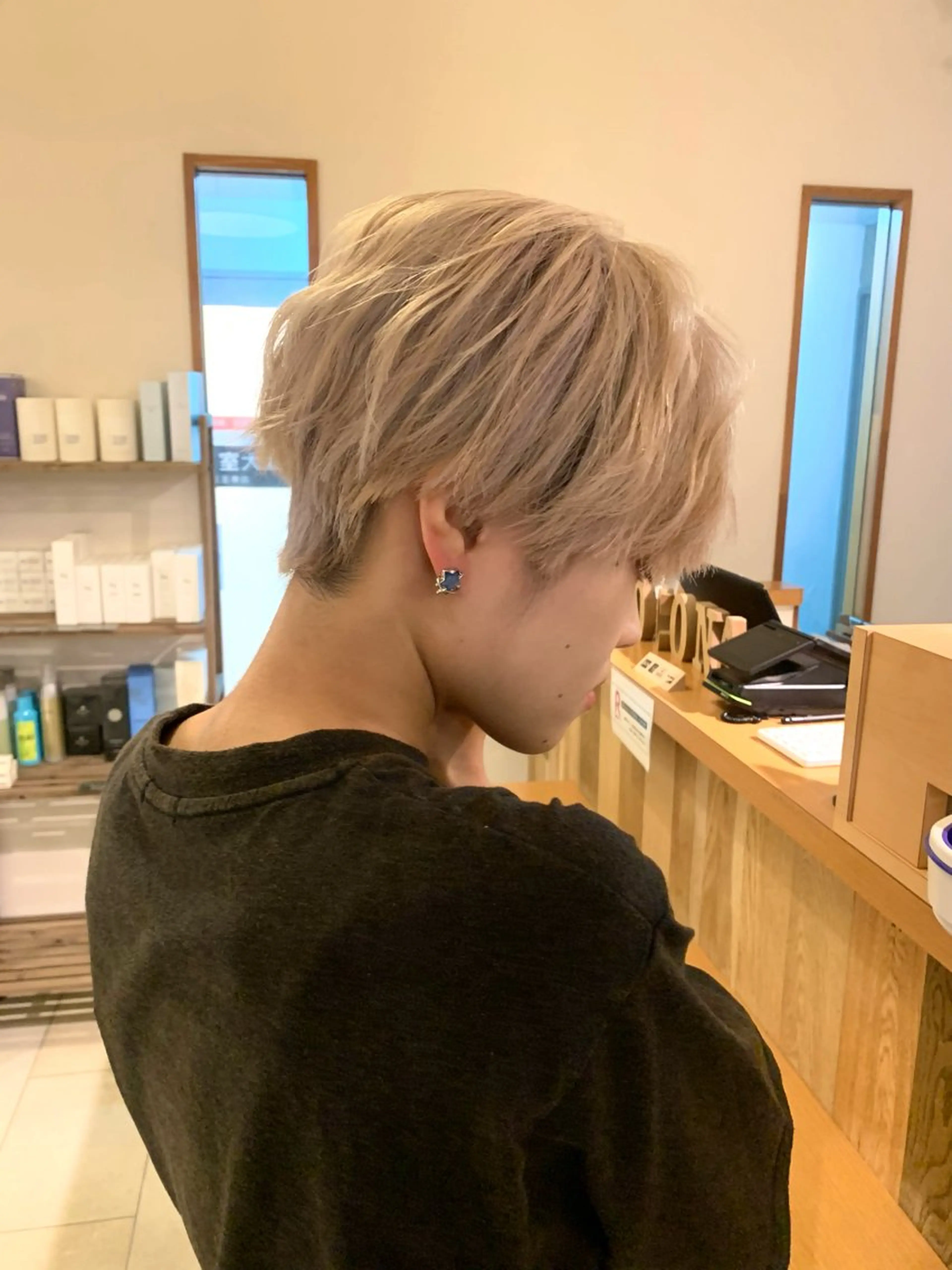 ショート カラー ベージュカラー ブリーチ ショートヘア ミルクティーベージュ の魔術師　manaeのヘアスタイル