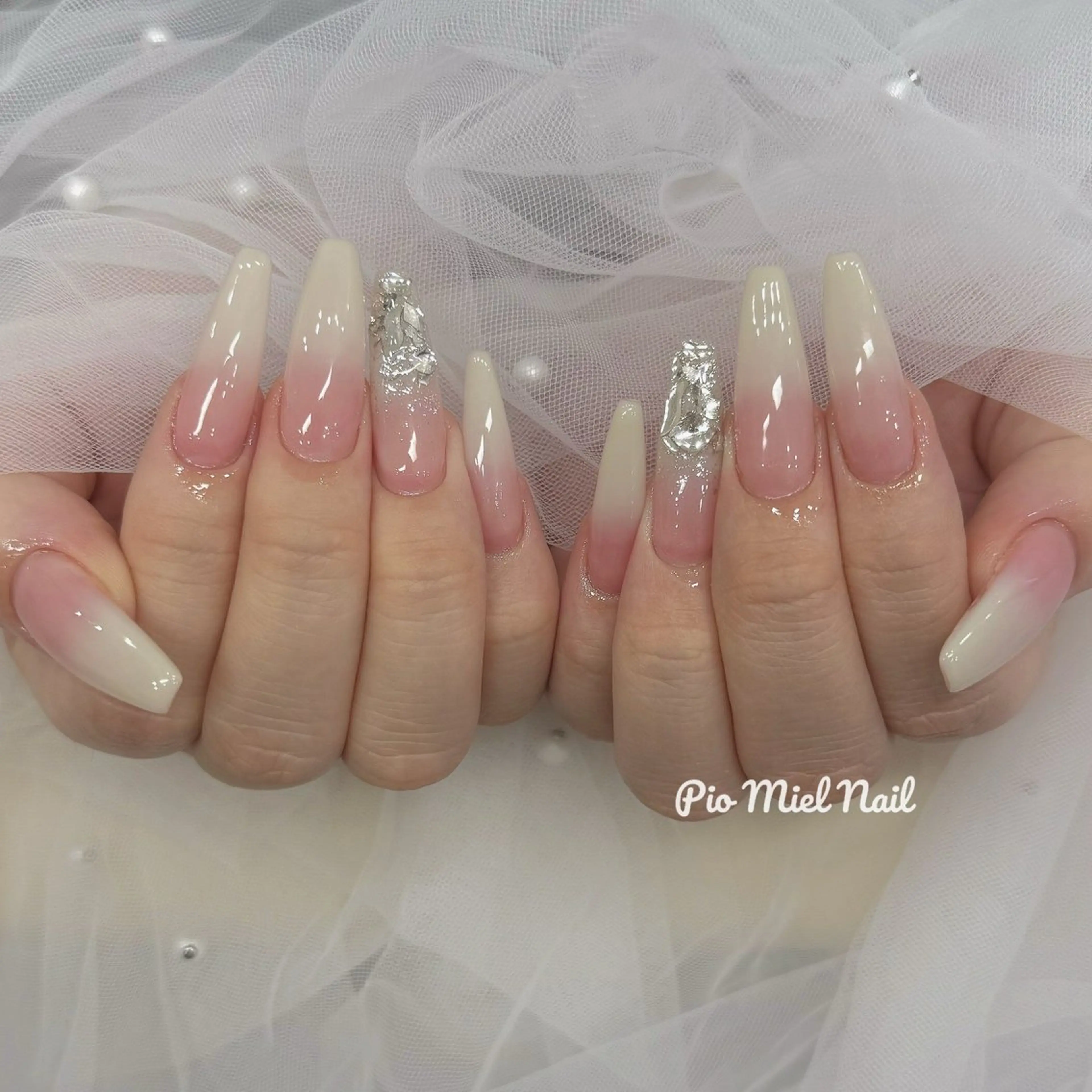 セミロング 韓国風ヘア ハンドネイル HANA 長さだしのネイルデザイン