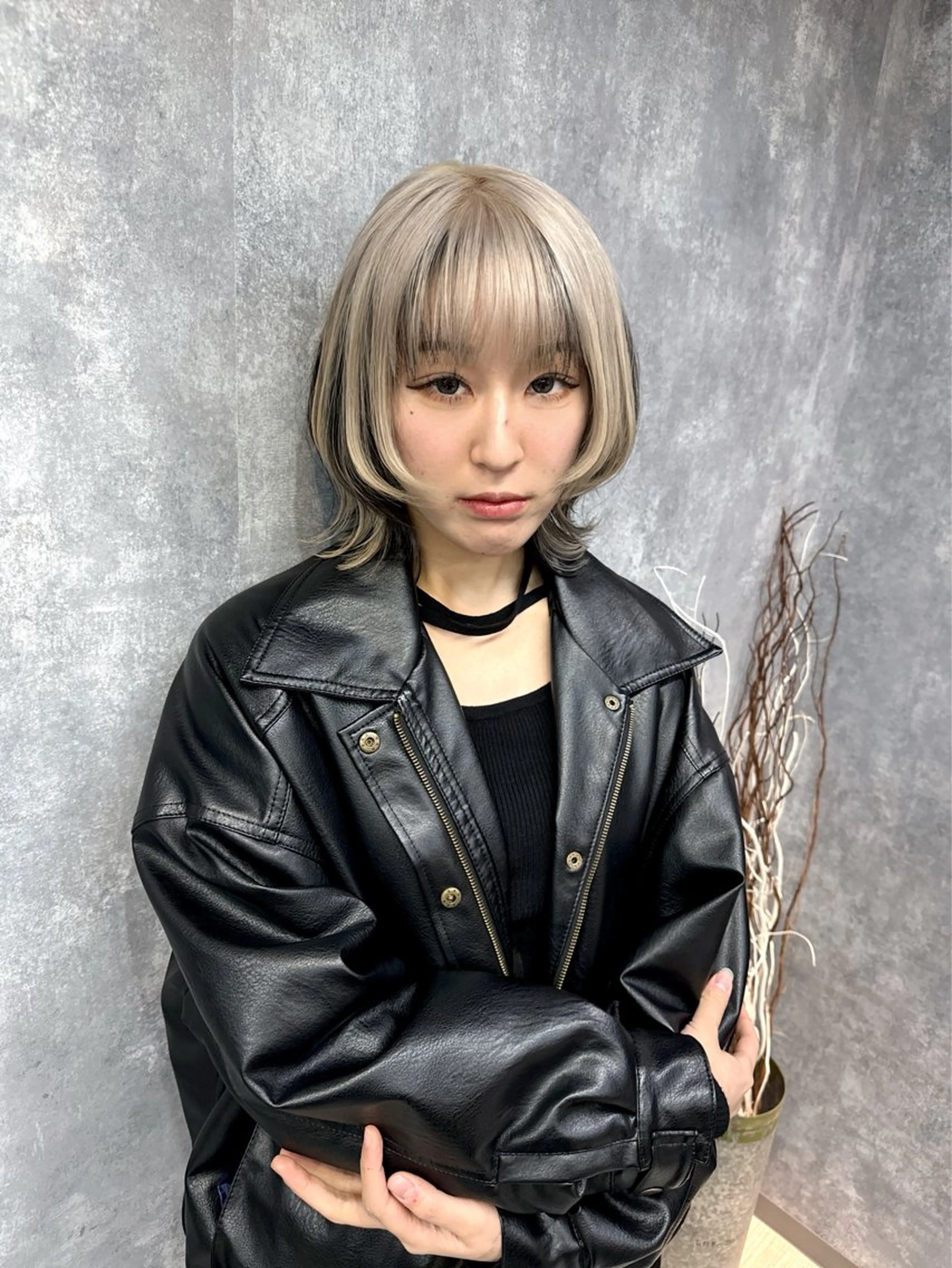 ミディアム カラー 切りっぱなしボブ ボブレイヤー ブリーチ ケアブリーチ イヤリングカラー 【.ico】心斎橋/ ウルフ/飛田ゆうきのヘアスタイル