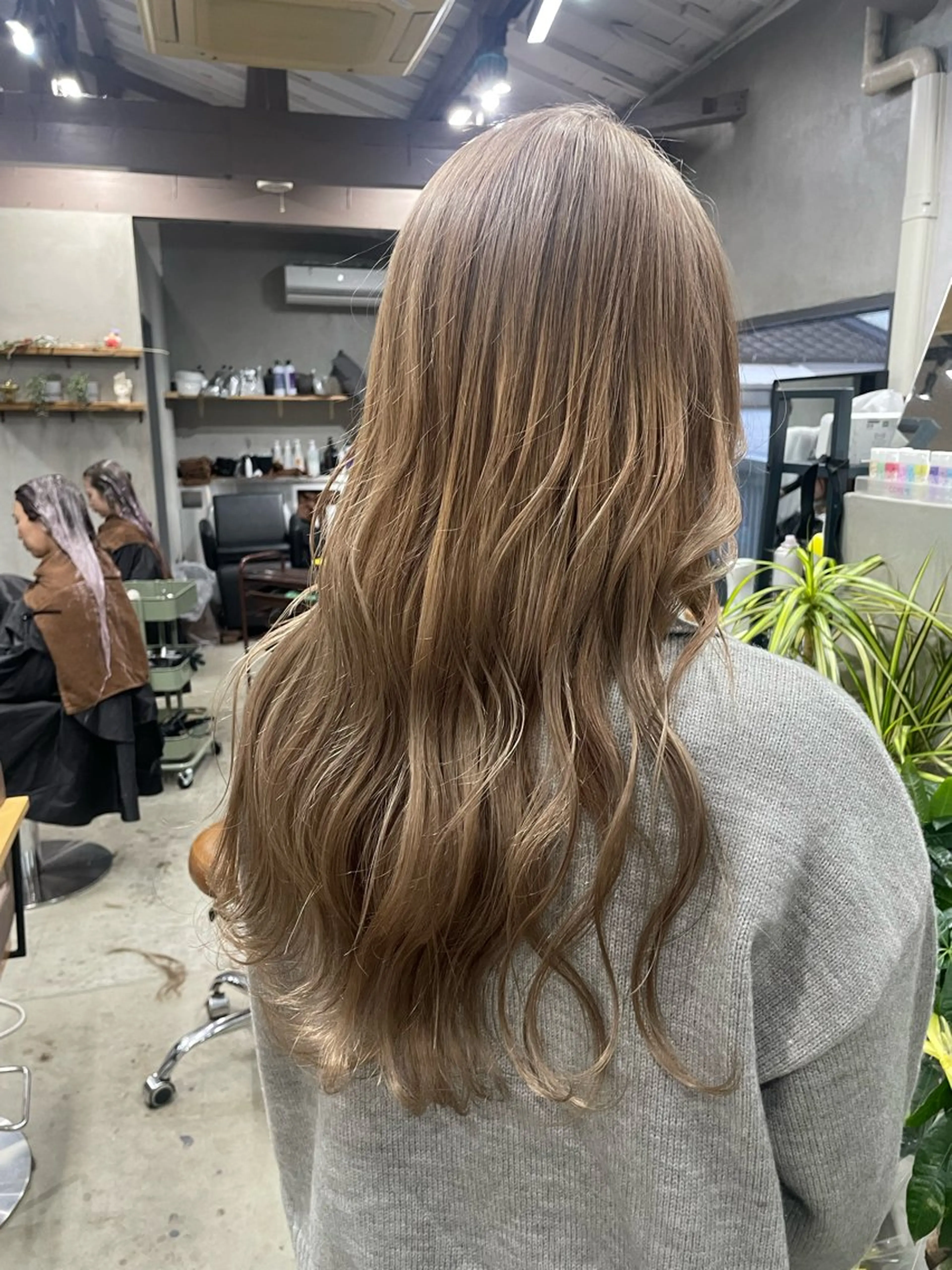 ロング カラー ベージュカラー ミルクティーベージュ AIRI layer cut hairのヘアスタイル