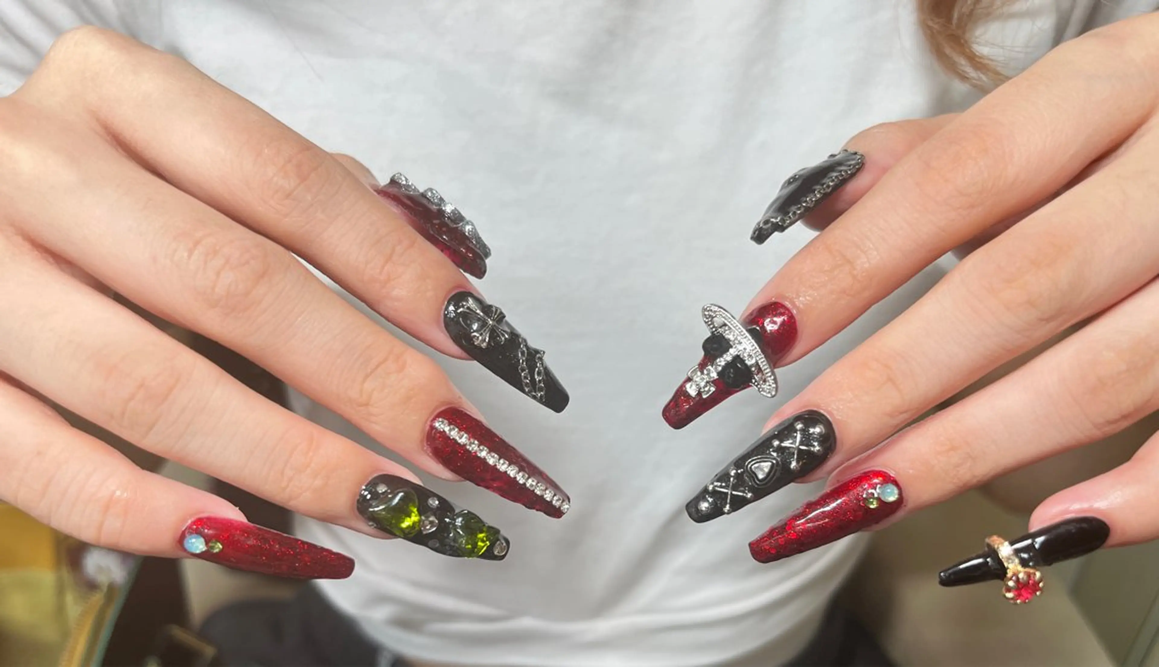 セミロング パンダ ネイルのネイルデザイン