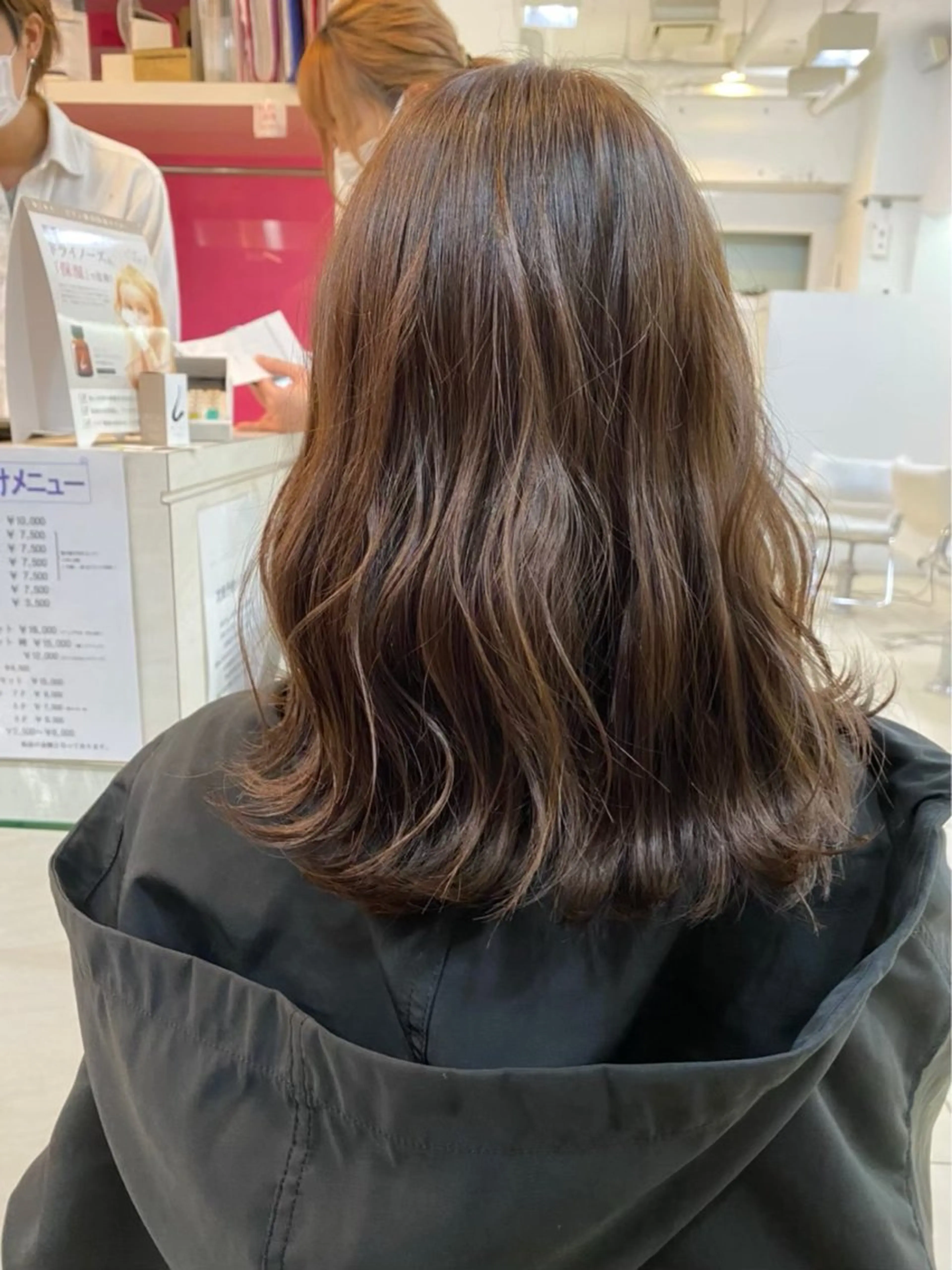 セミロング [髪質改善カラー] 佐藤唯花🦋のヘアスタイル