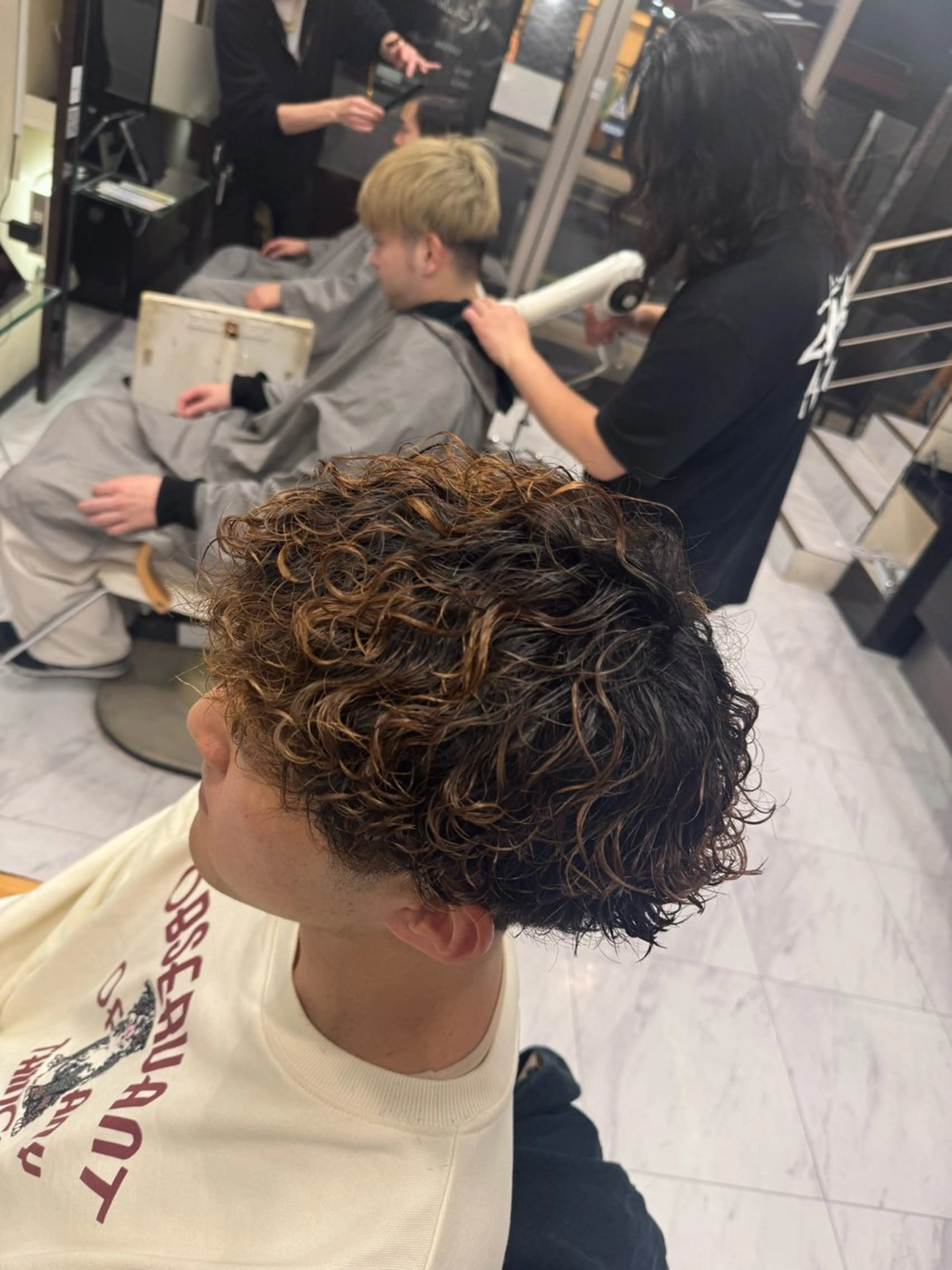 ショート パーマ ヘアアレンジ メンズ センターパート メンズパーマ メンズツイストパーマ ツイストスパイラルパーマ 波巻きパーマ カット パーマ トリートメント 目黒 碧人のヘアスタイル