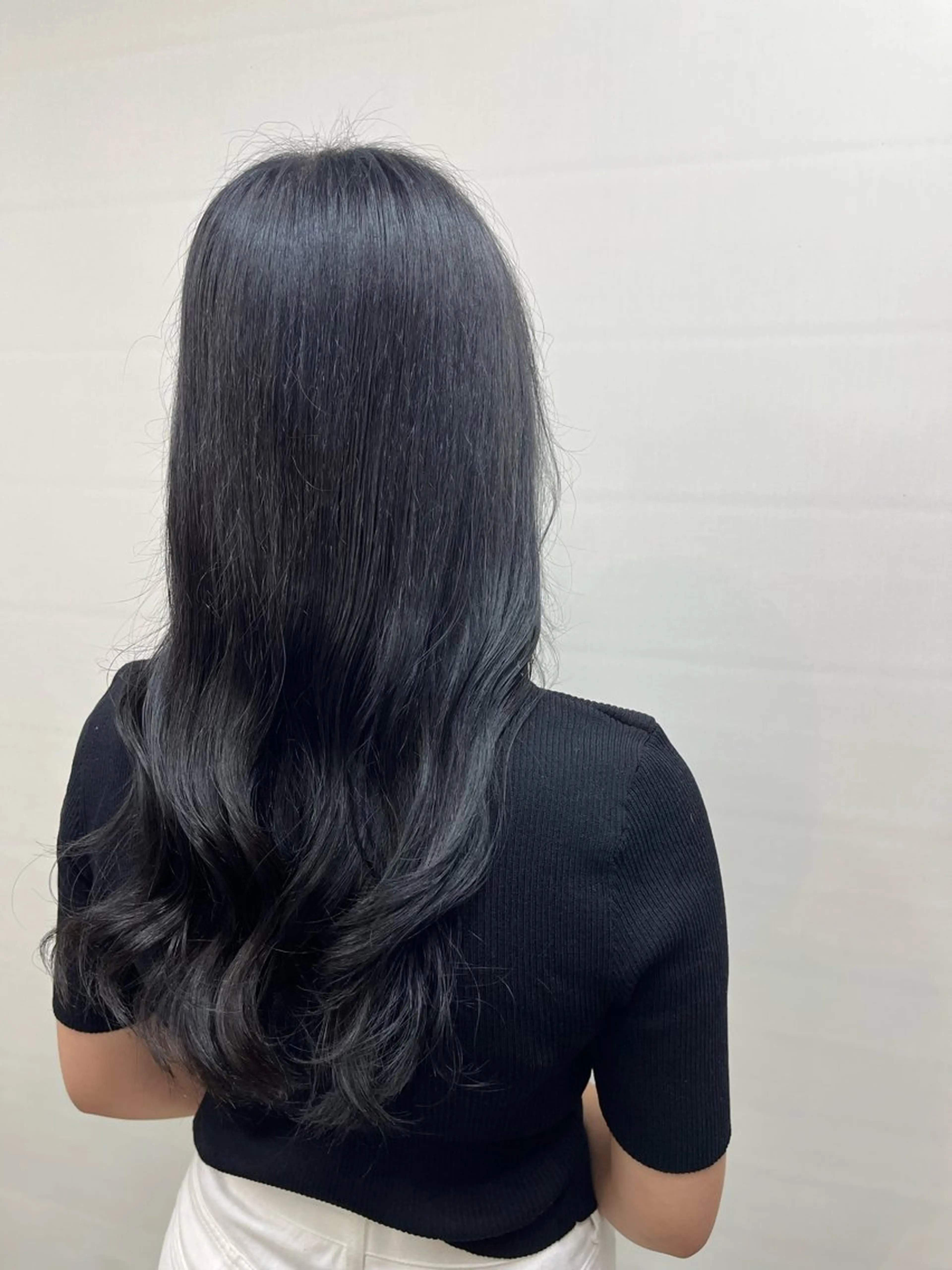 カラー 黒髪 ブルーカラー ブルーブラック ヘアカラー 松井 咲樹のヘアスタイル