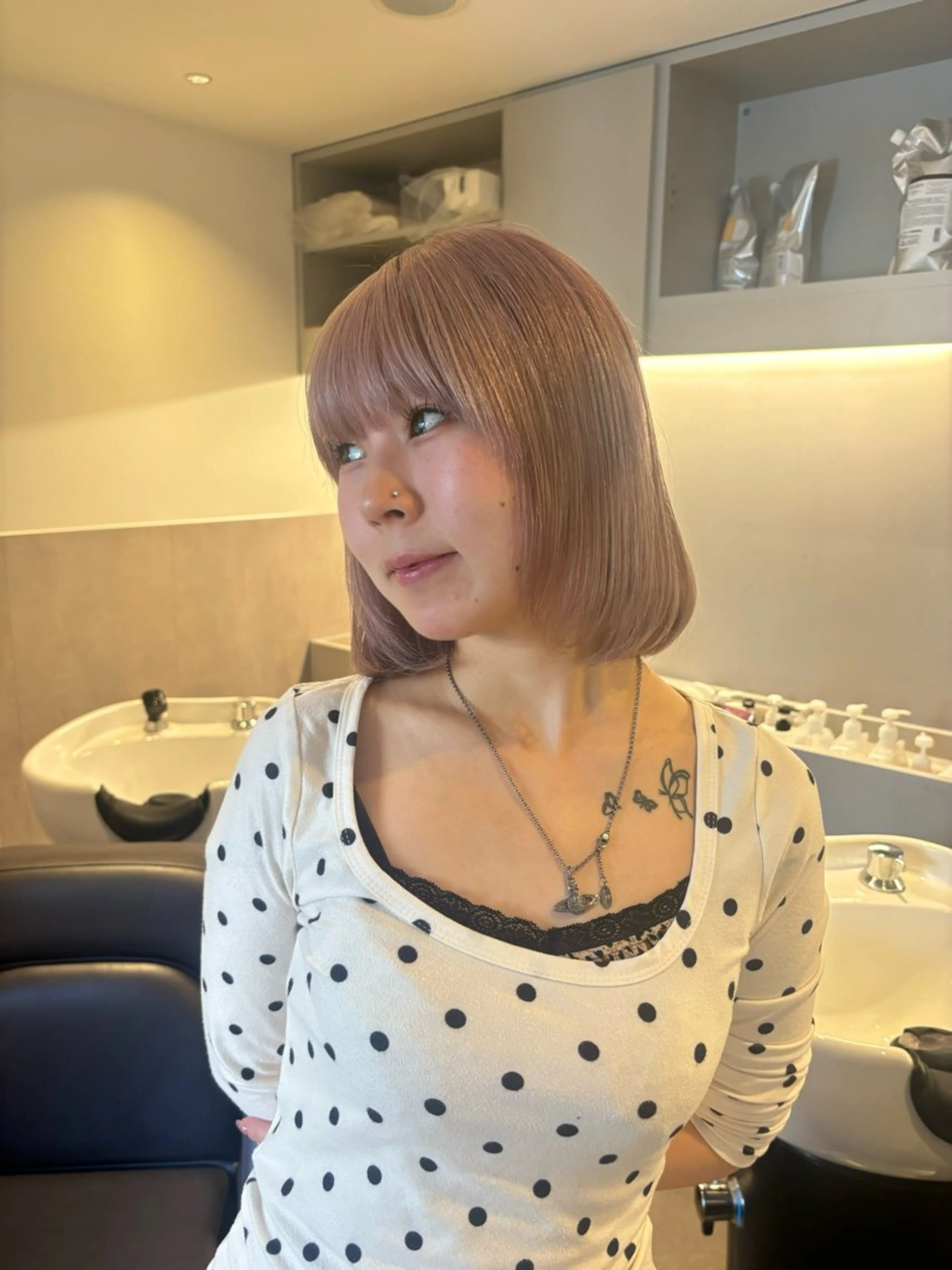 ミディアム カラー ハイトーンカラー ピンクカラー ホワイトピンク ユナ/ボブカット ベージュのヘアスタイル