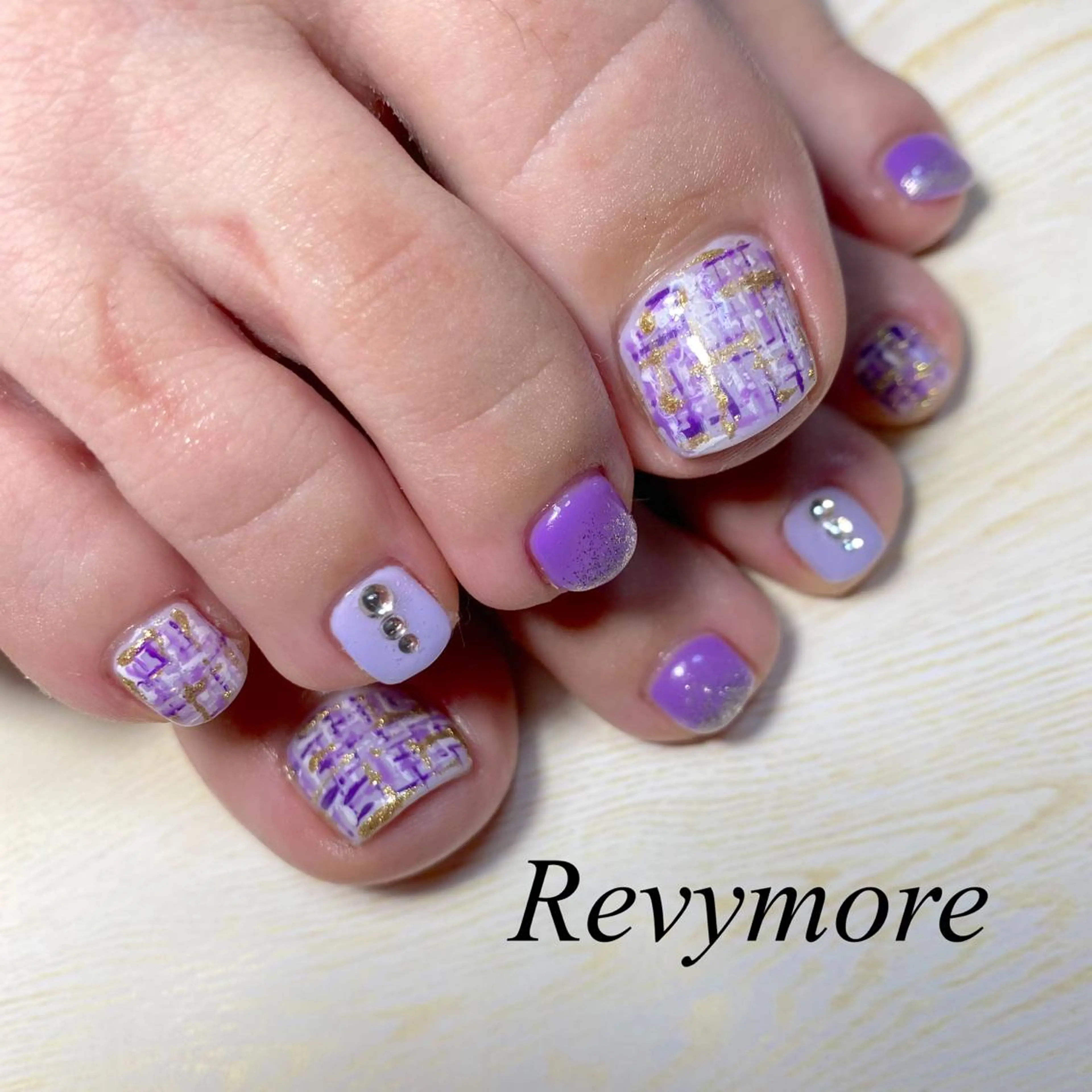 ショート ネイル パープルカラー フットネイル ジェルネイル ニュアンスネイル オフィスネイル nail salon Revymoreのネイルデザイン