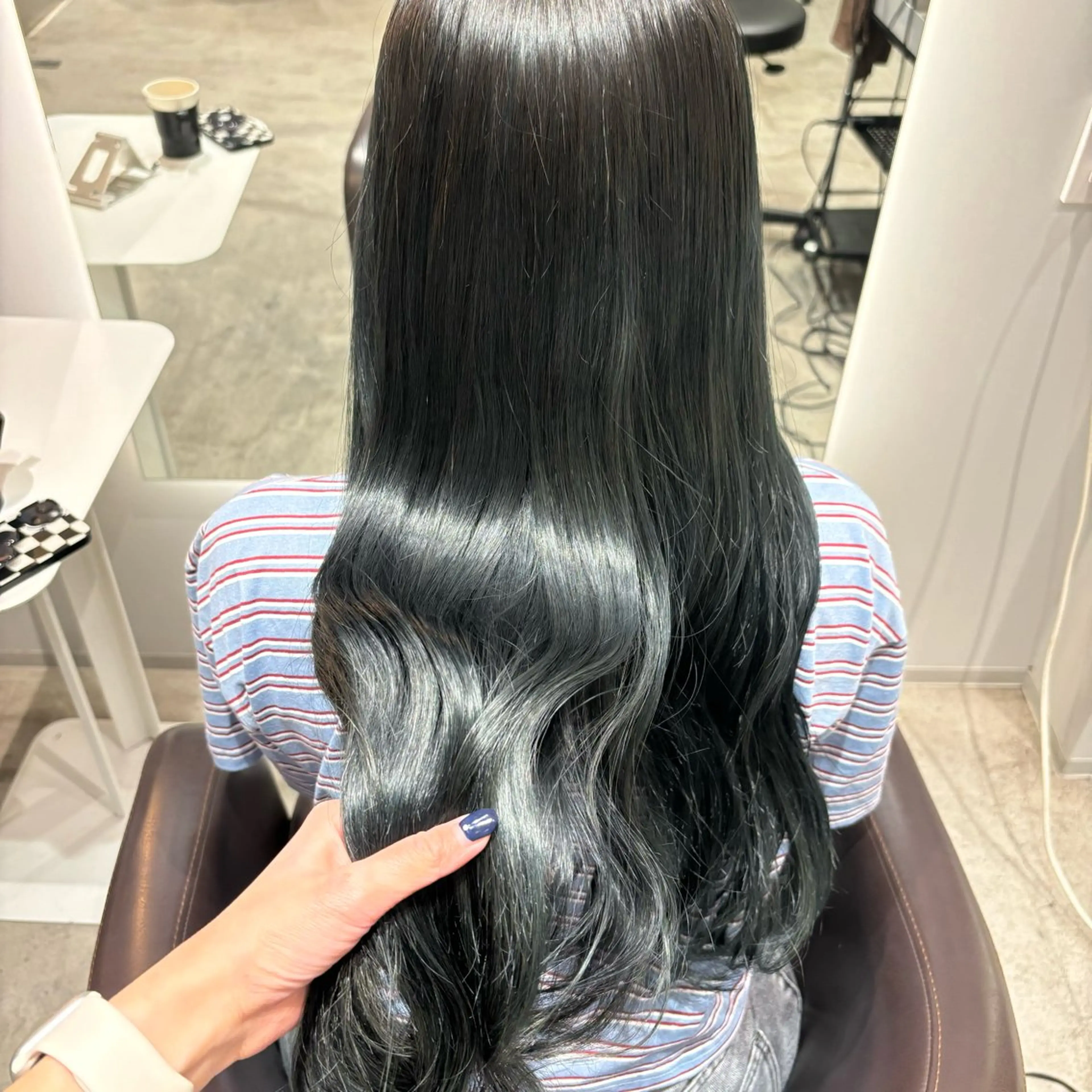 ロング カラー 黒髪 ブリーチ ブルーカラー ブルーブラック kelly.un MIUのヘアスタイル