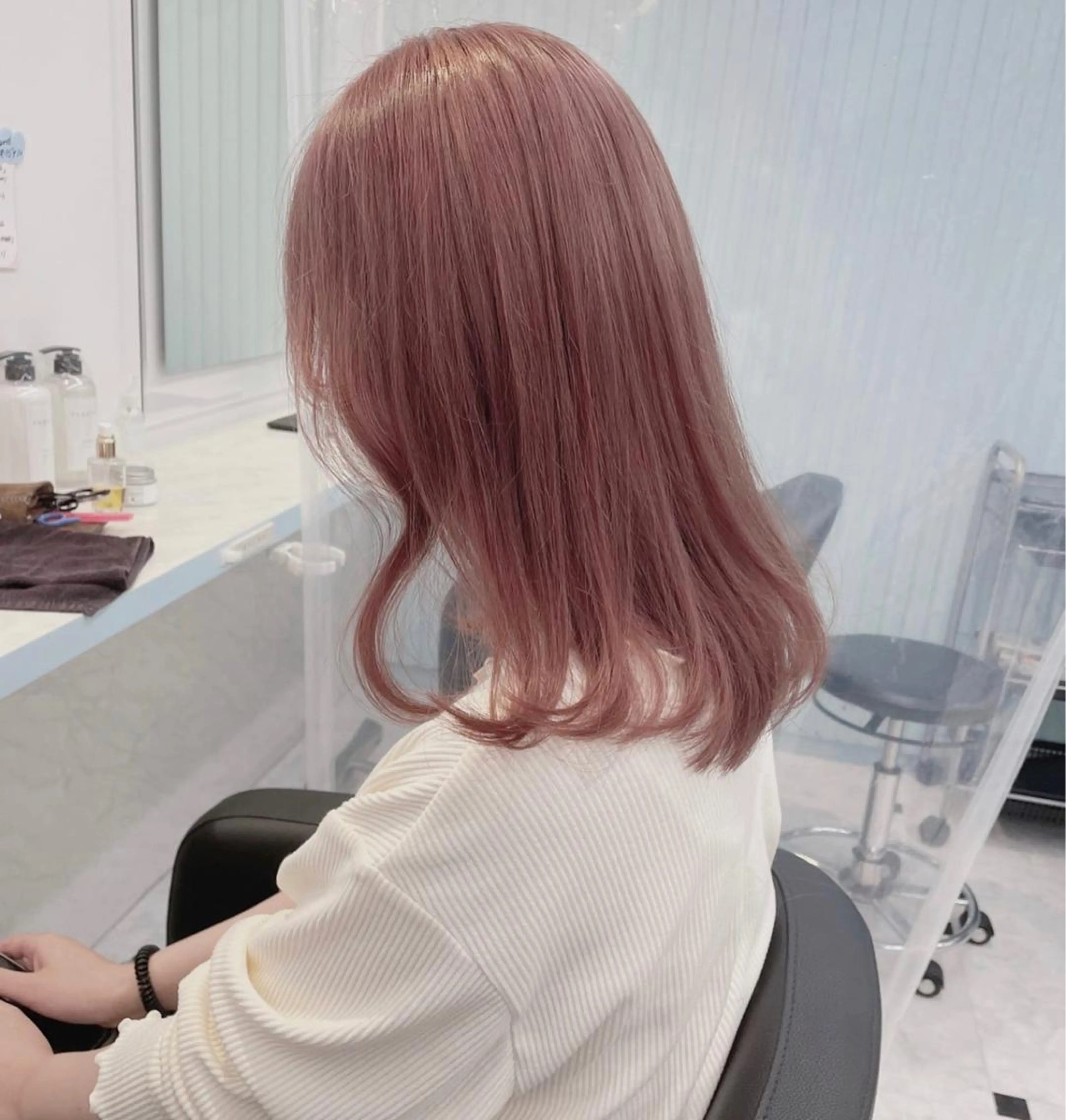 ミディアム ヘアカラー トリートメント サロウィン新宿三丁目East所属・顔周りレイヤー/新宿 /モテ艶カラー/航介のヘアスタイル