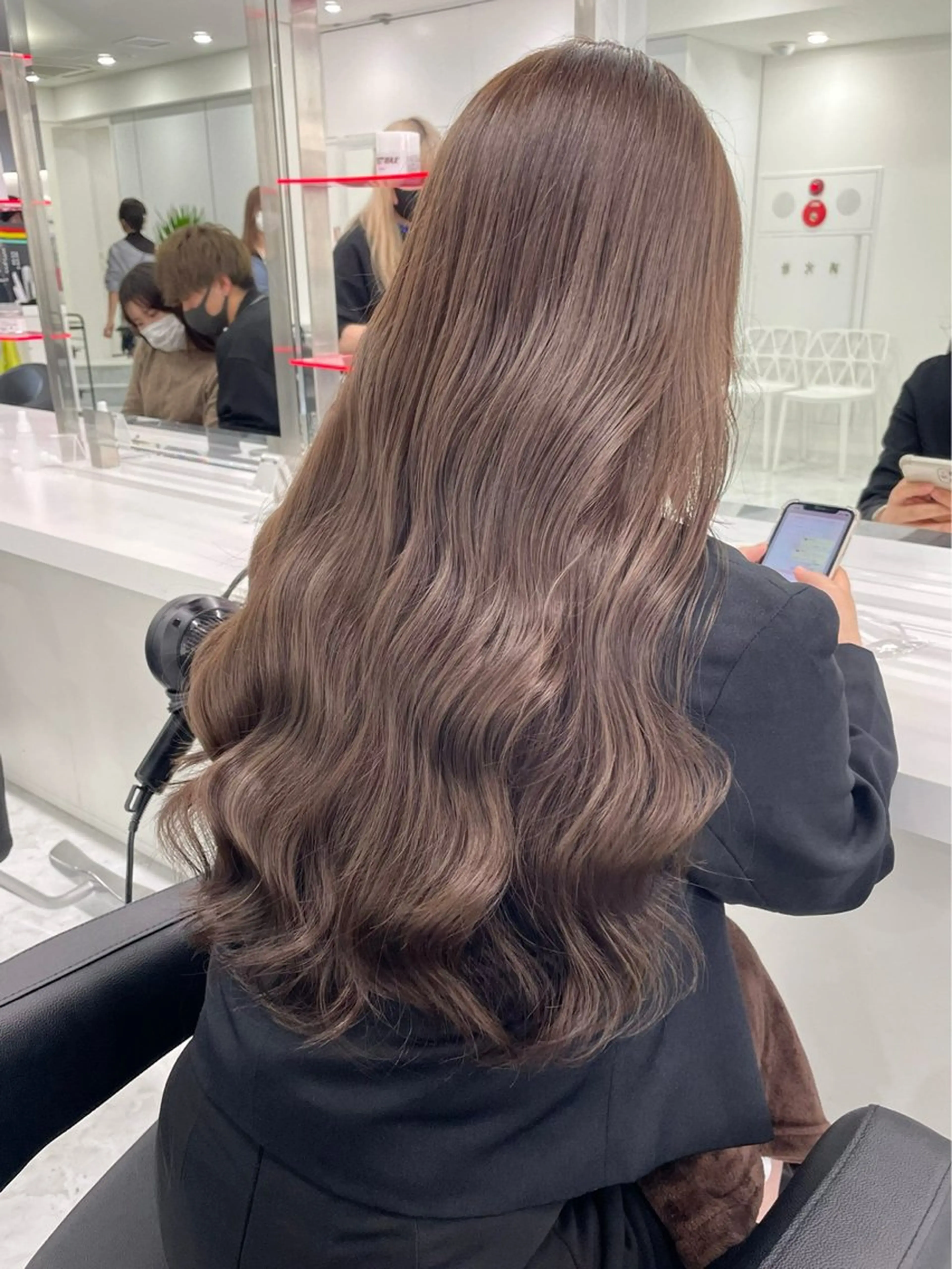 ロング メンズ 艶感ミルクティー🤍 色落ち綺麗🤍ともやのヘアスタイル