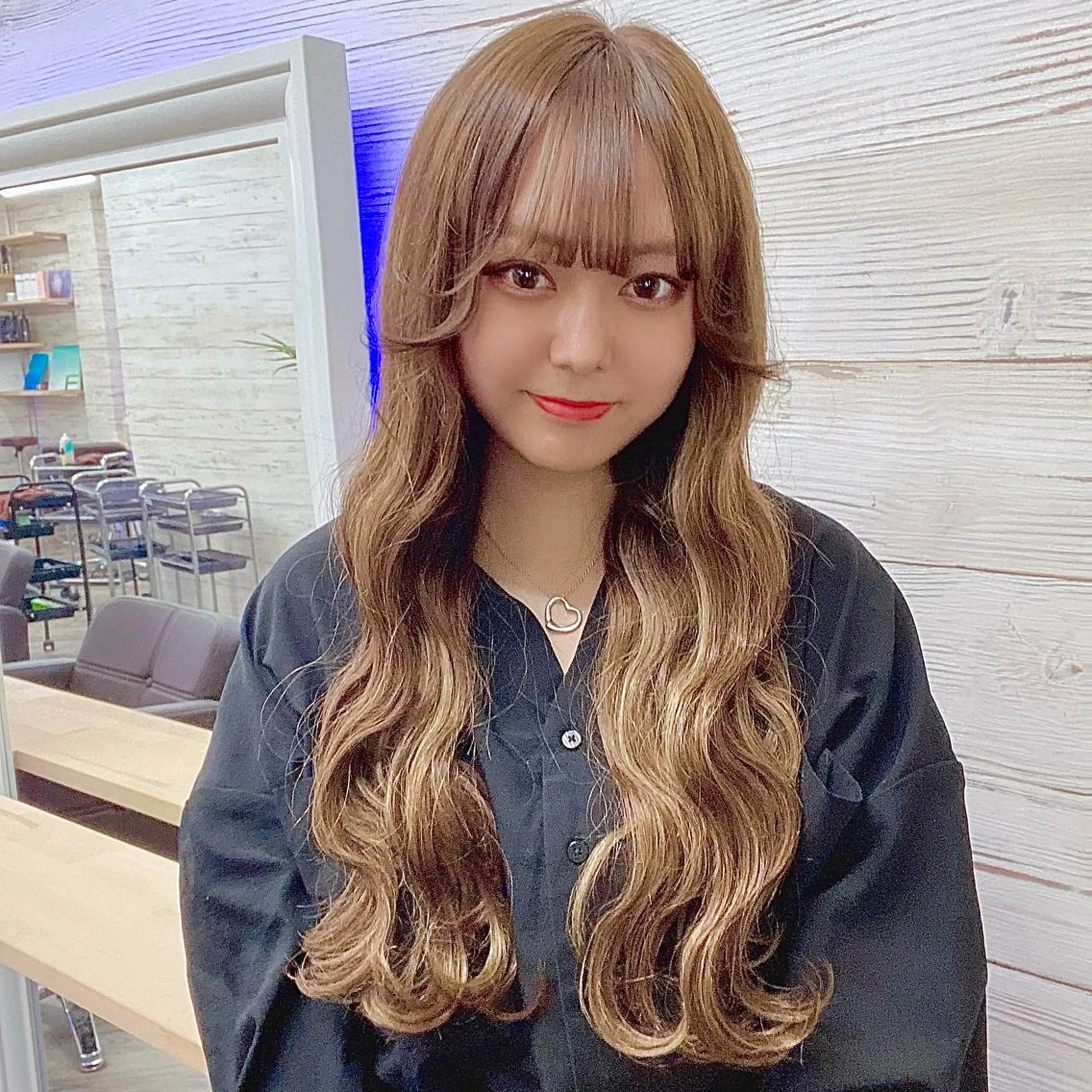 ショート カラー ヘアアレンジ アイブロウ ショートボブ 編み込みエクステ シールエクステ バレイヤージュ ベージュカラー LAVENDIA 初音のヘアスタイル