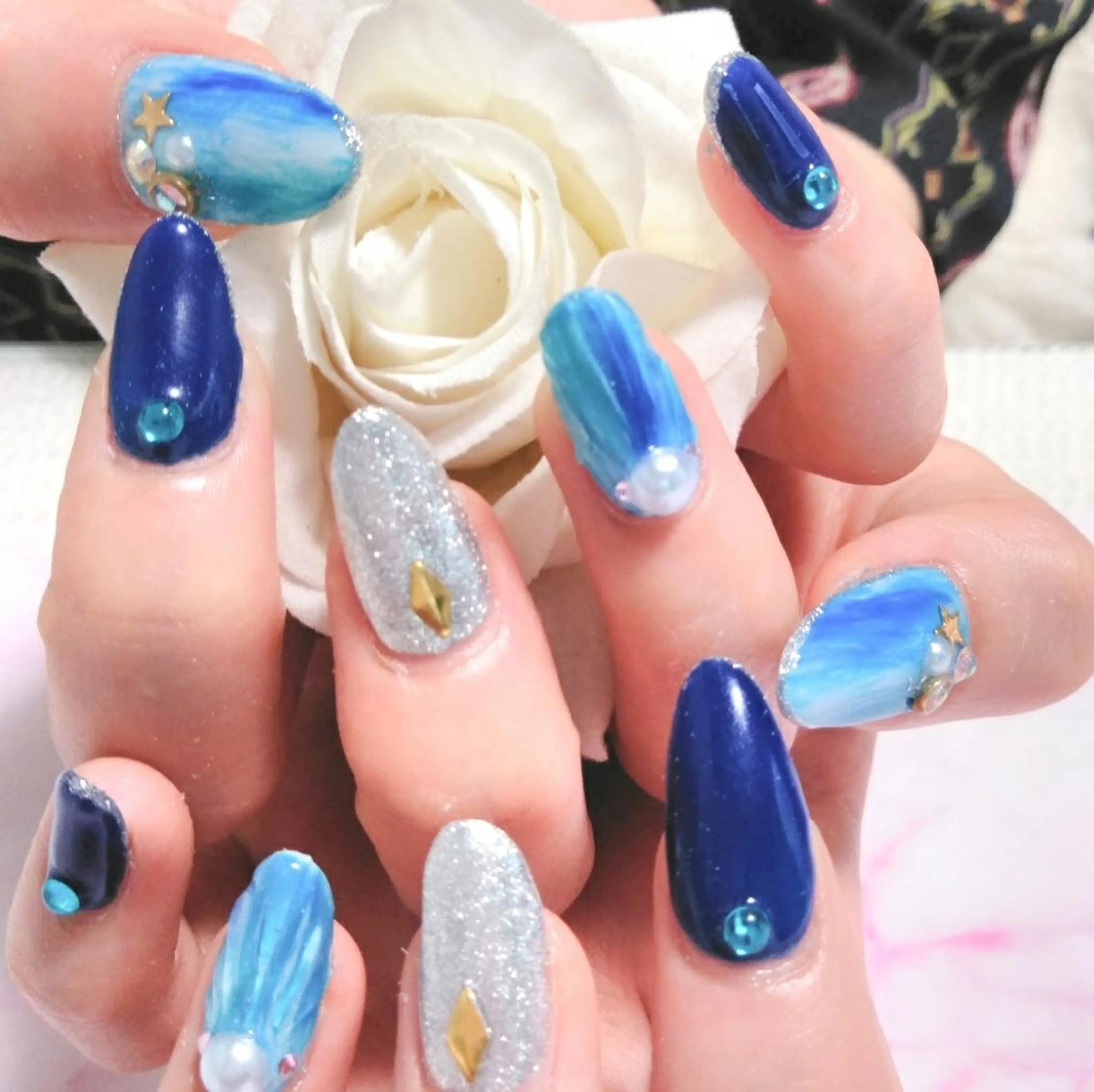 ネイル エステとネイル ローズコンフォートのネイルデザイン