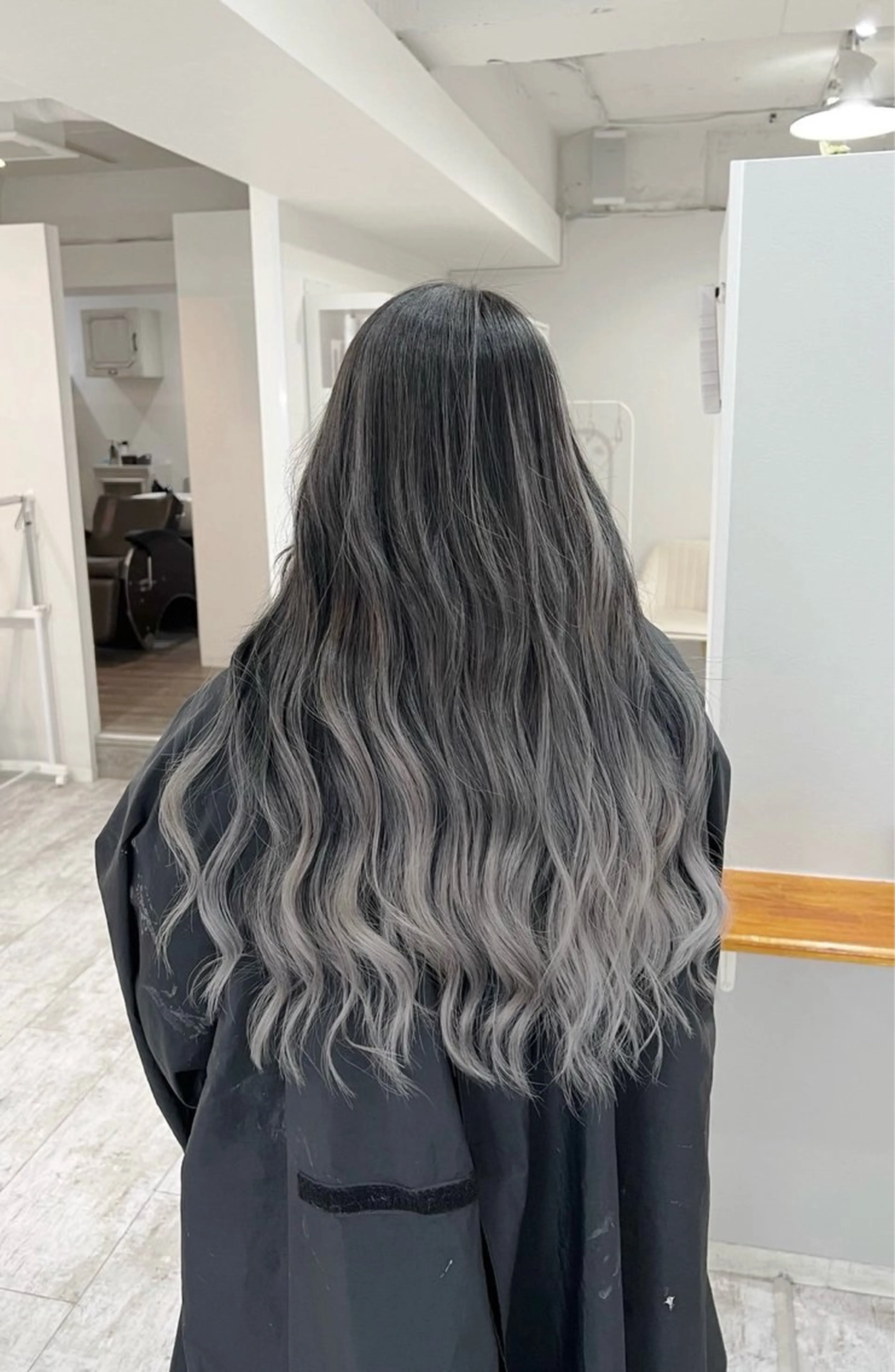 ロング カラー バレイヤージュ シルバー ホワイトシルバー レイヤーカット ヘアカラー トリートメント ROBIN所属・指名数No.1 /NAOYAのヘアスタイル