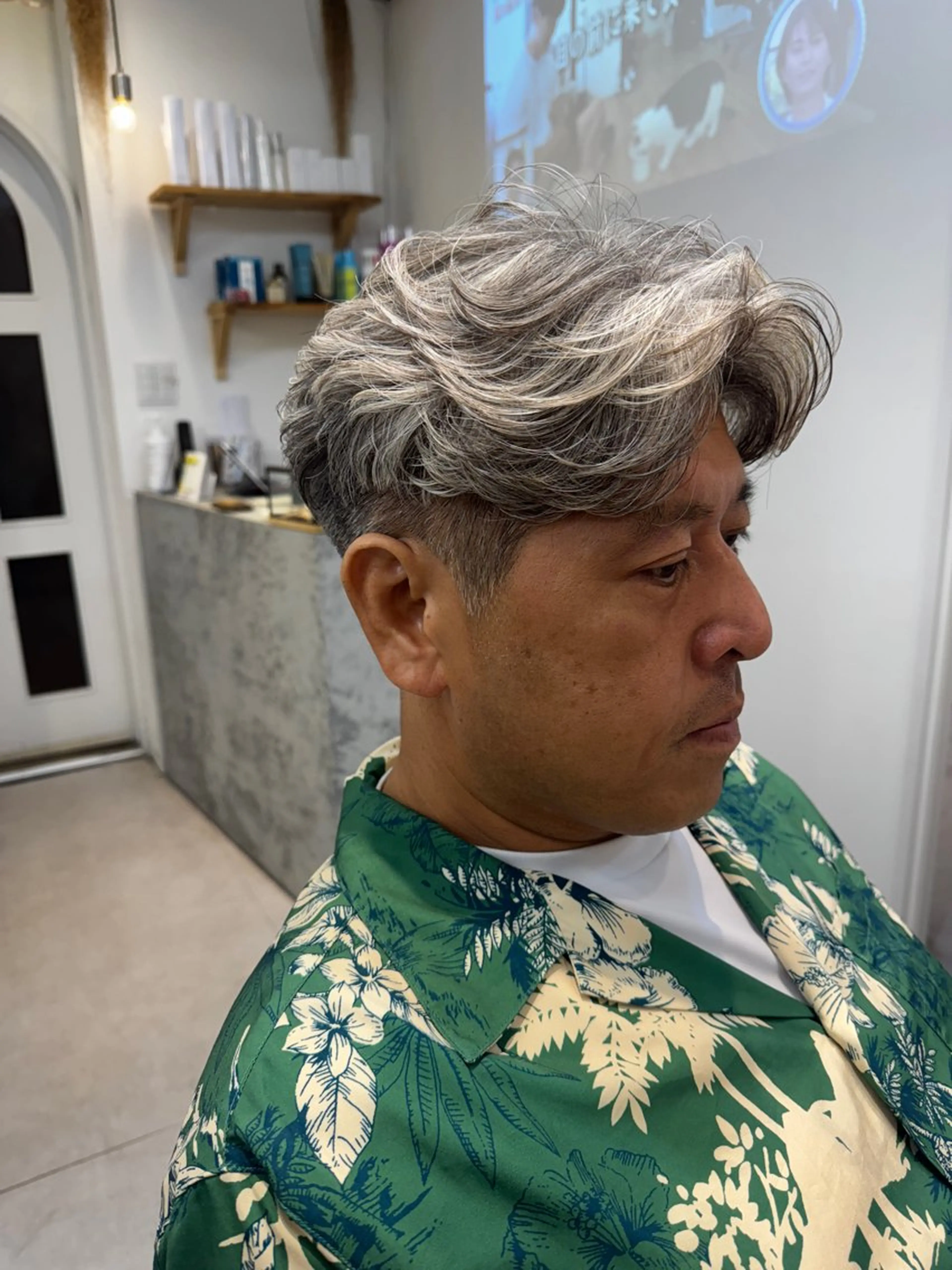 ミディアム パーマ メンズ センターパート カット パーマ トリートメント Dxxxx III所属・似合う髪型が 分からない方へのヘアスタイル