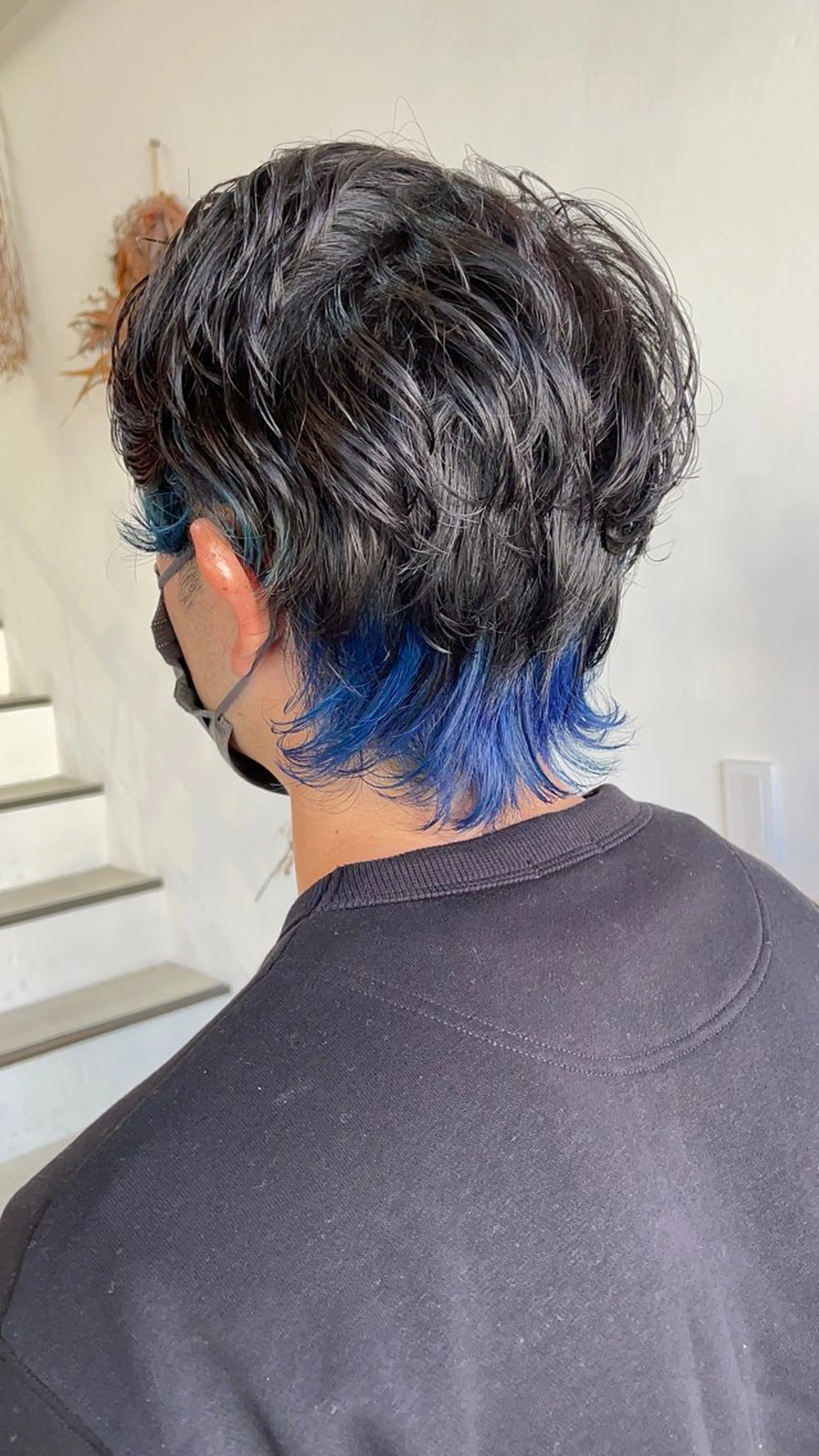 ショート カラー メンズ メンズインナーカラー メンズウルフカット ブルーカラー インナーカラー ウルフカット ヘアカラー 🎨カラー専門家🎨 チャーリーのヘアスタイル