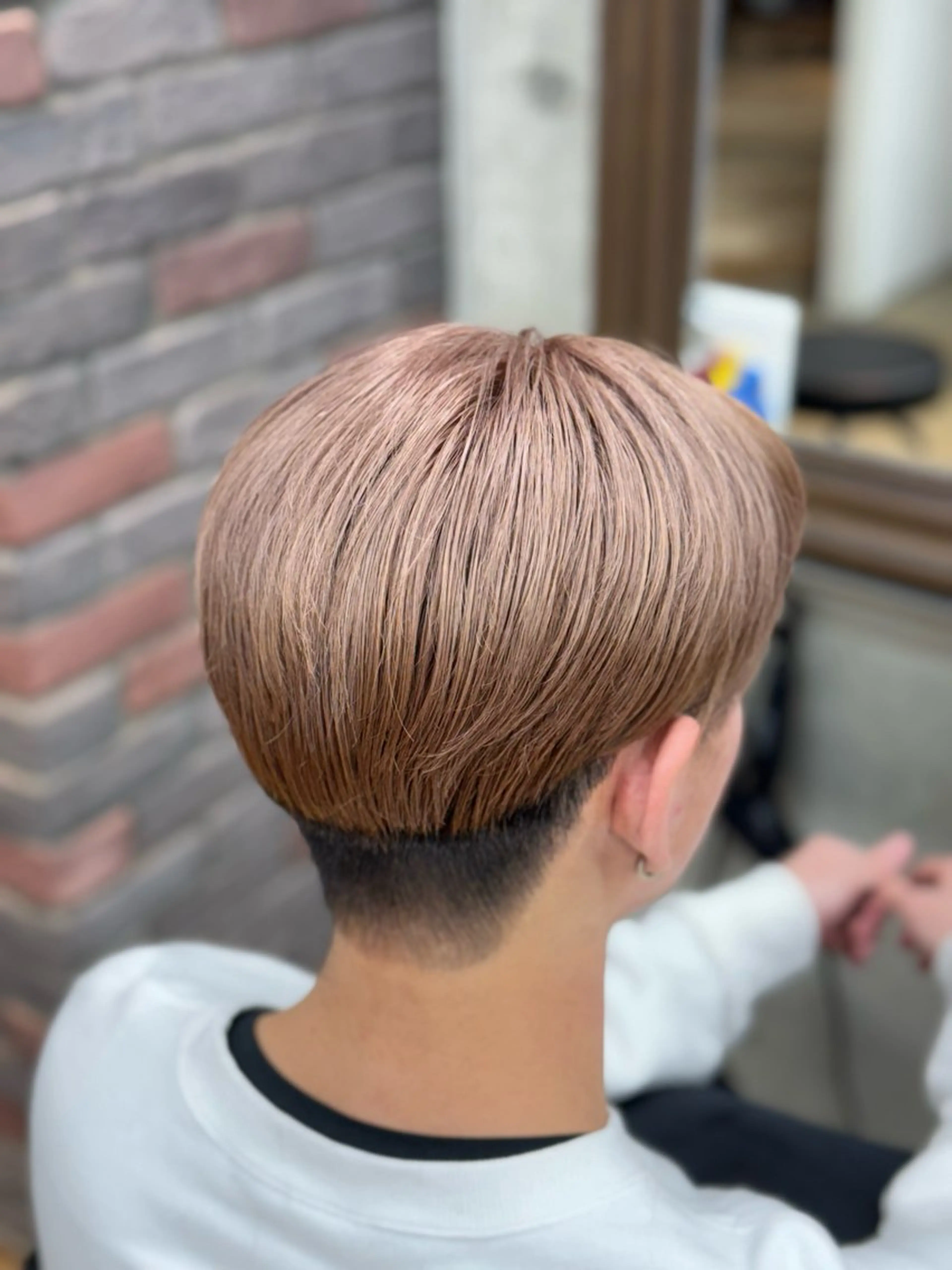 ショート カラー ブリーチ グレージュ カット トリートメント 吉川 慶斗のヘアスタイル