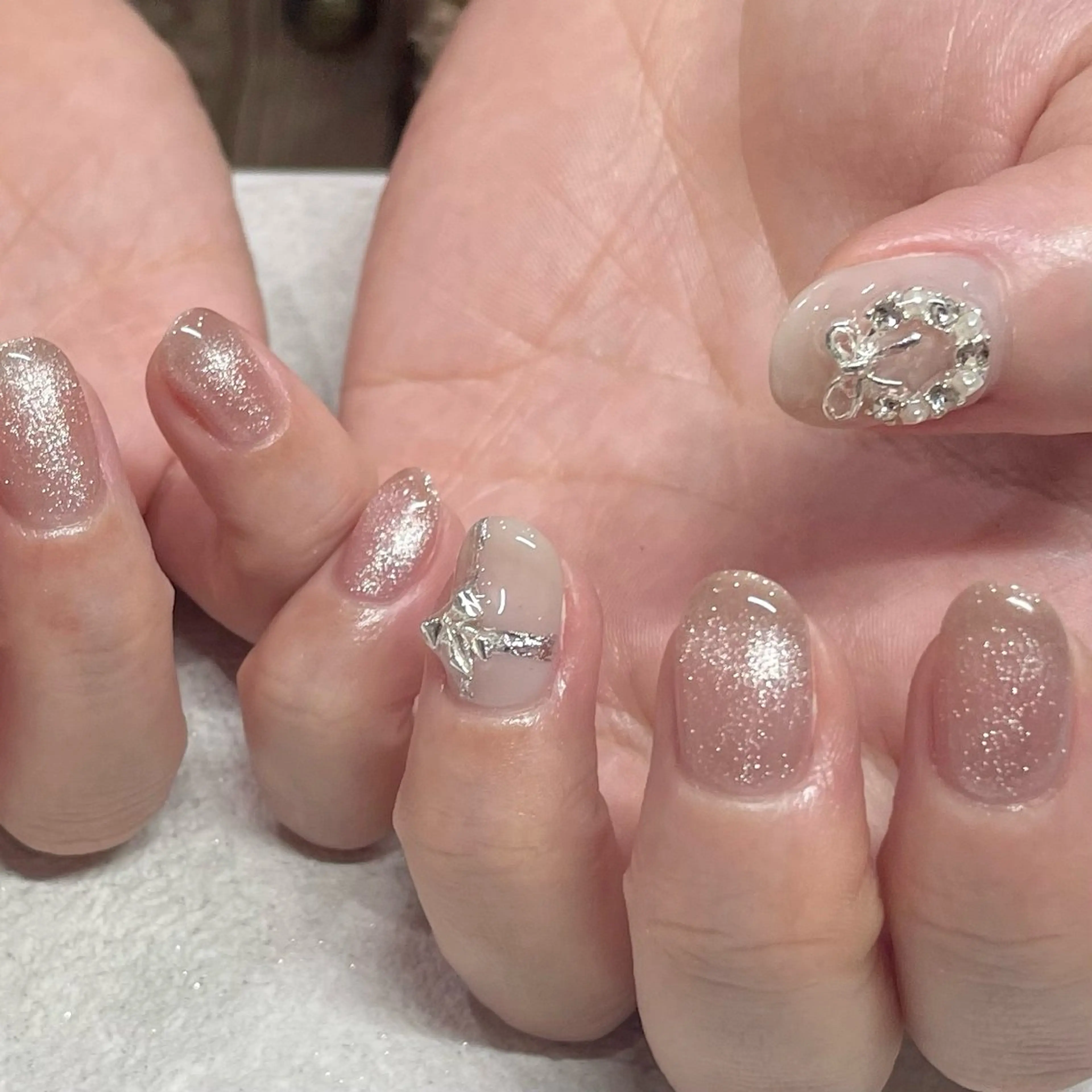 ネイル リボン シルバー パラジェルサロン 大人女性が通うサロンのネイルデザイン