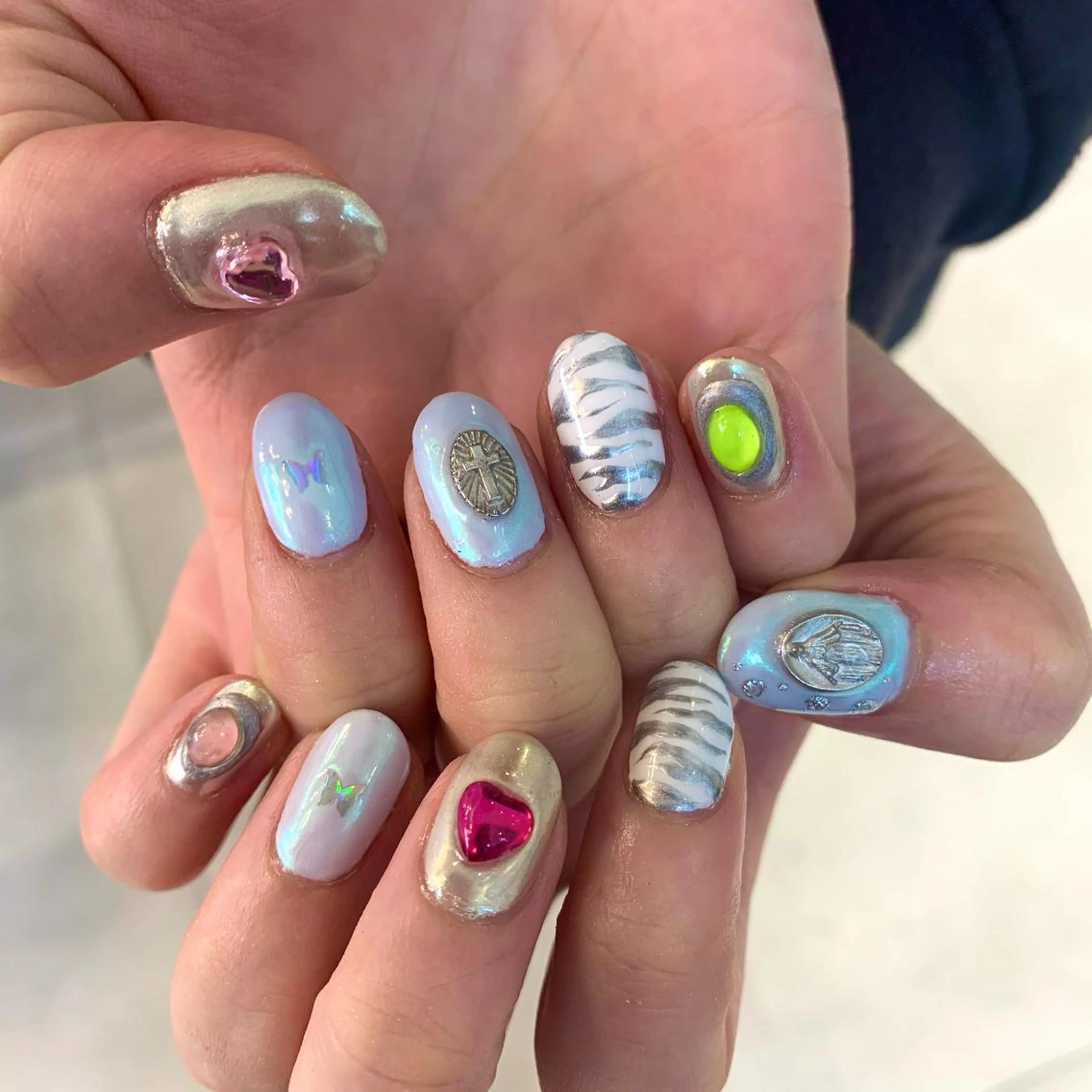 ネイル オーロラネイル シルバー ハンドネイル Kureha/ネイル トレンドヘアのマツエク・マツパデザイン