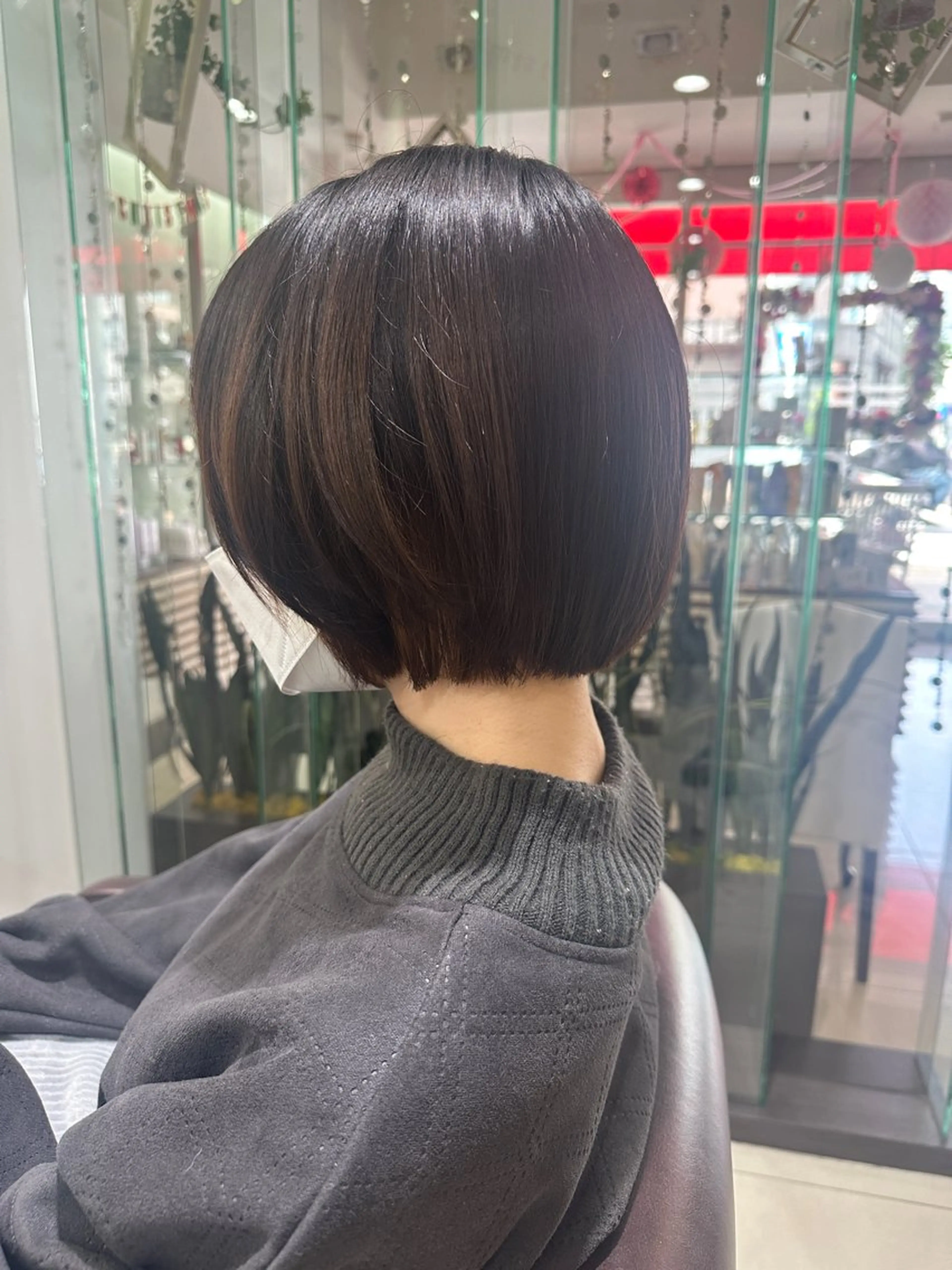 ミディアム レイヤー 艶々カラーのヘアスタイル
