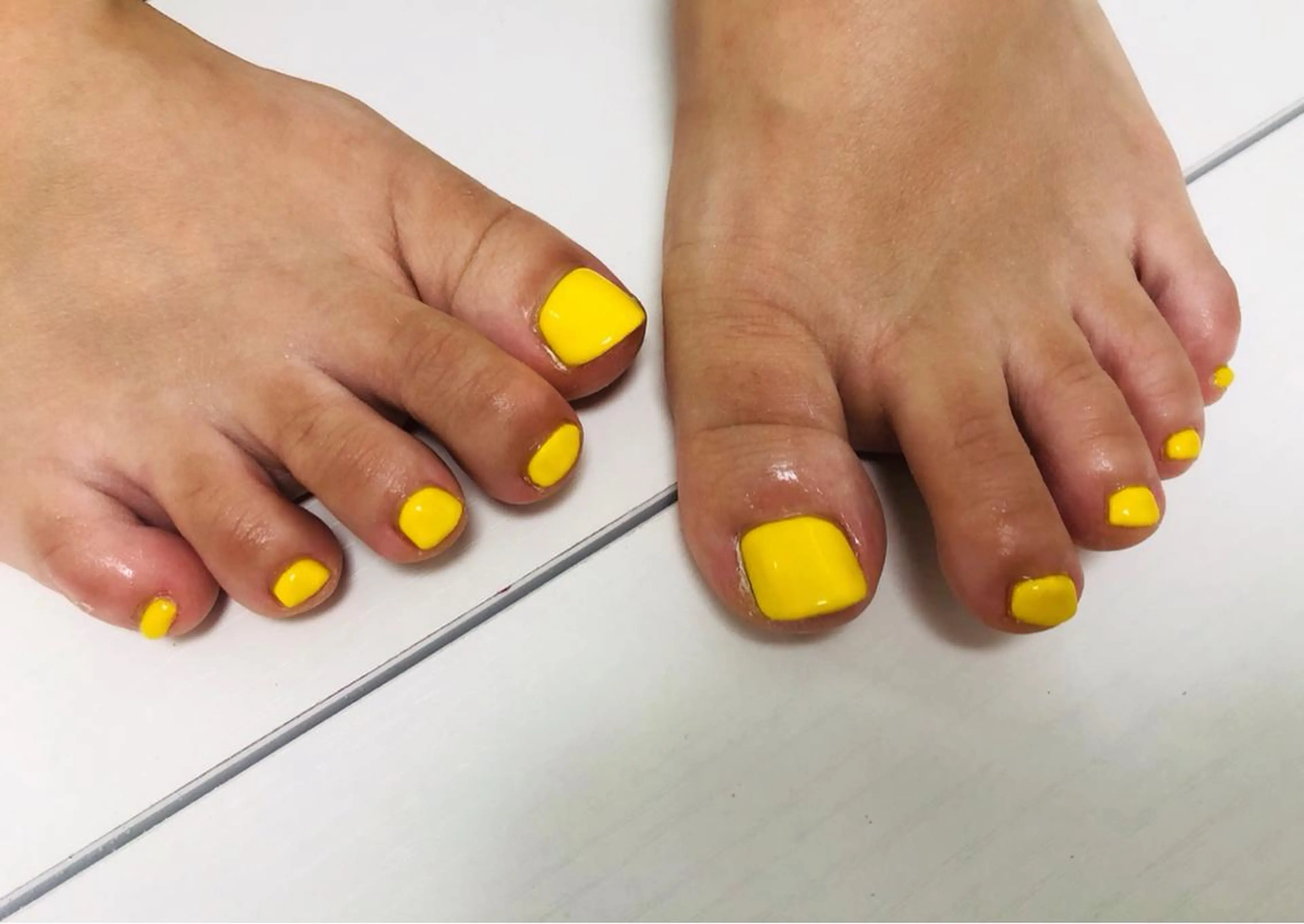 ネイル 黄色 フットネイル mogunail &blowのネイルデザイン