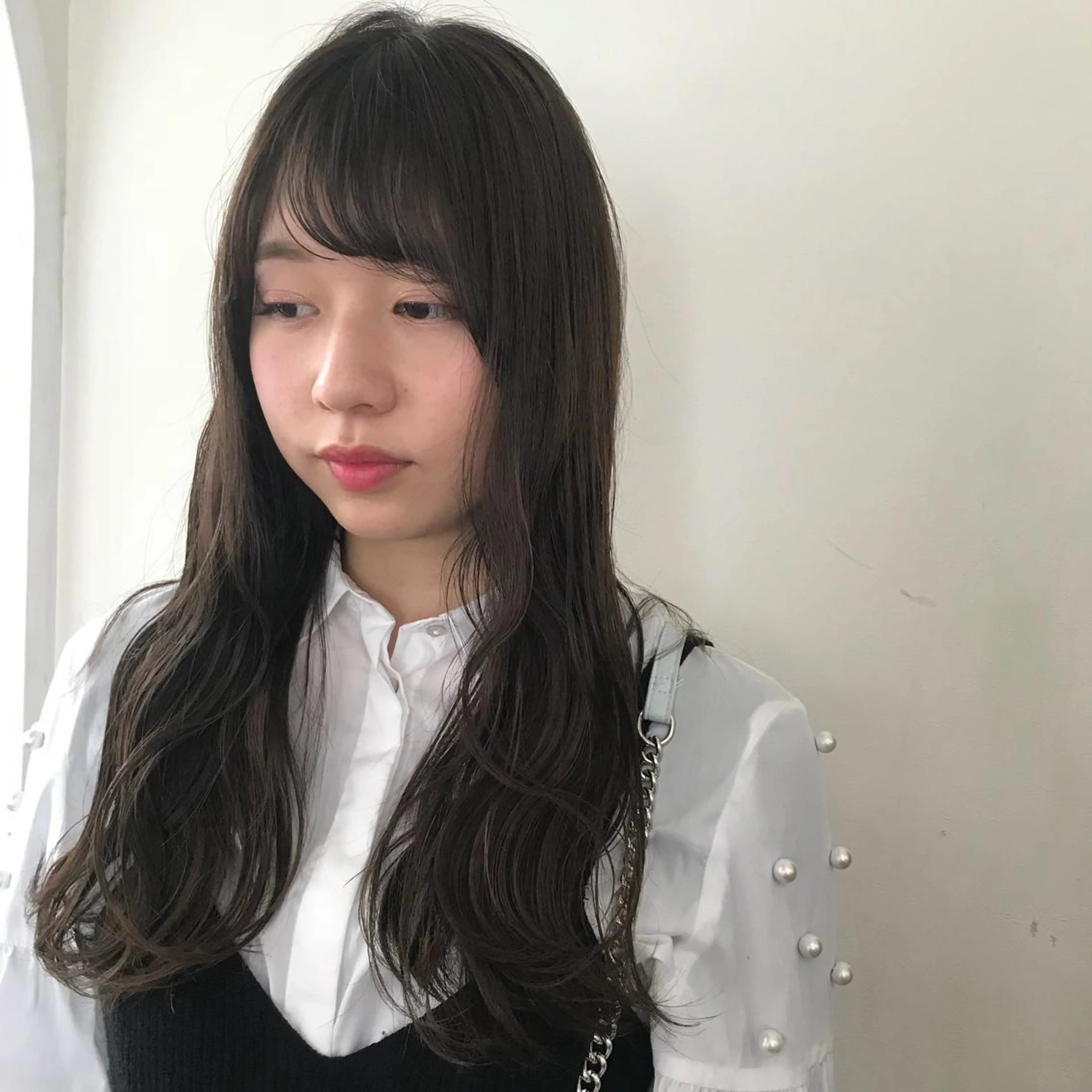 ロング カラー ベージュカラー 透明感カラー オリーブベージュ ヘアカラー トリートメント salowin梅田所属・レイヤー/顔周り /AKARIのヘアスタイル