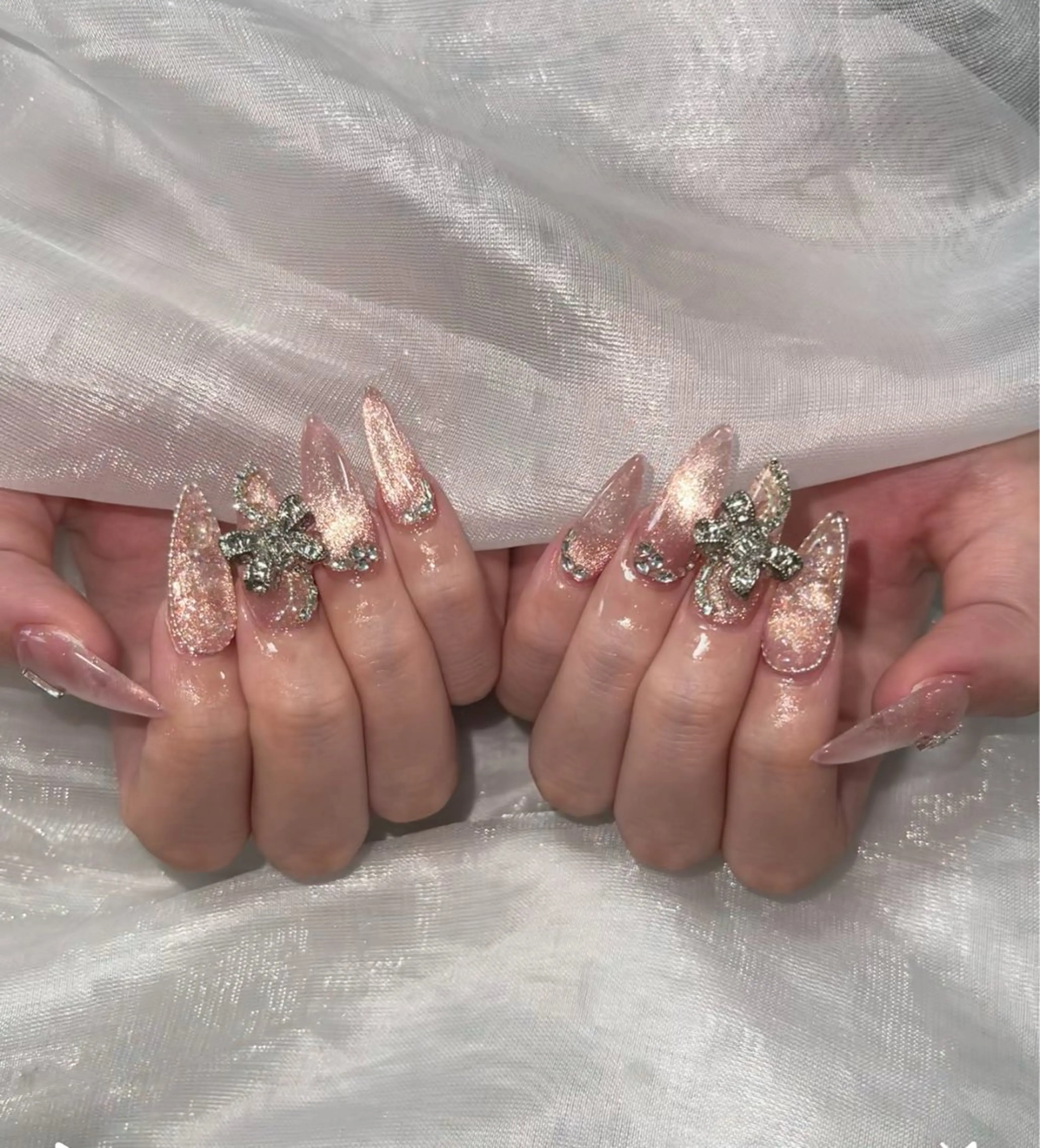 ネイル オーロラネイル クリアネイル フラッシュネイル ジェルネイル グラデーション ハンドネイル Amee Nail Salonのネイルデザイン