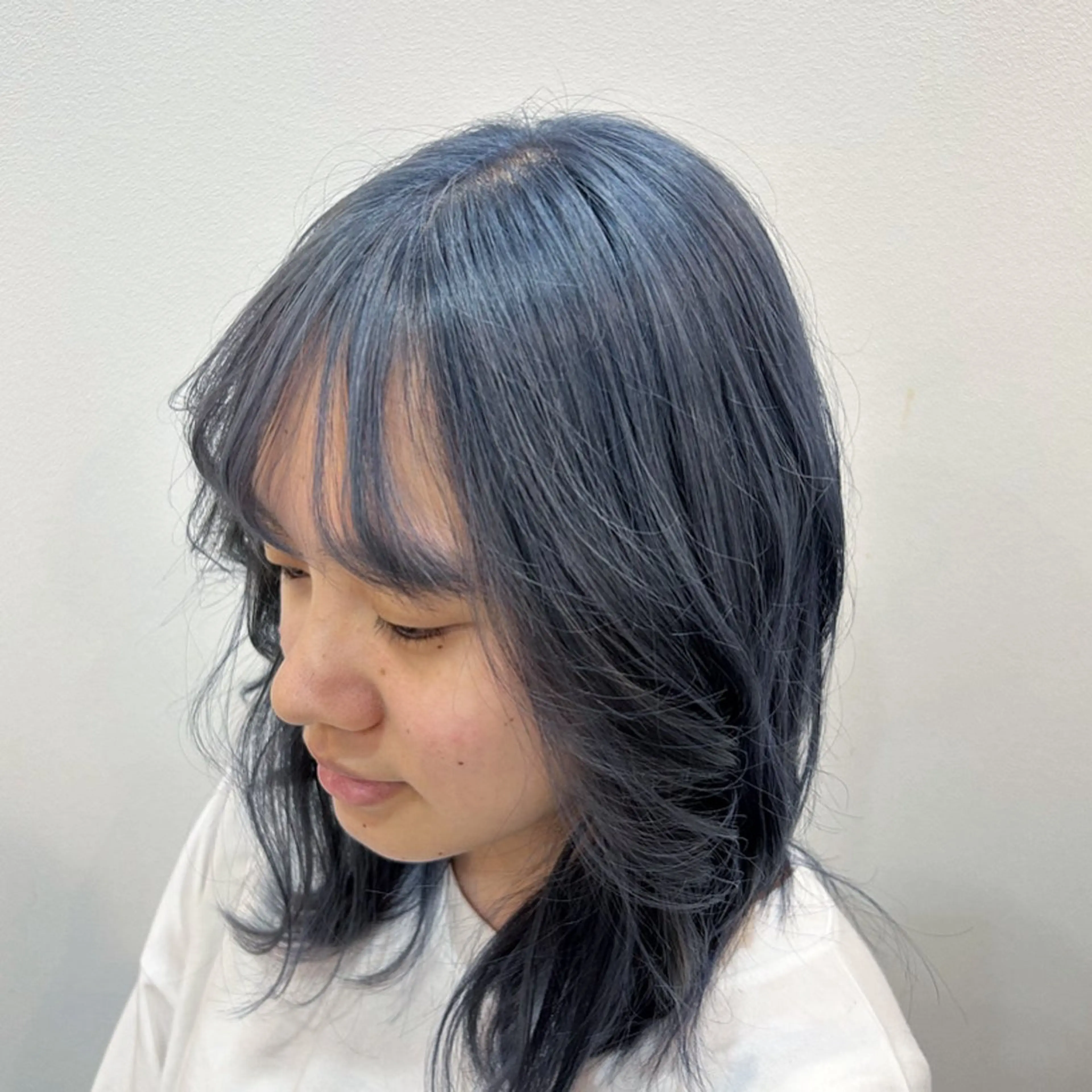 カラー ブリーチ シルバー 元永 沙知のヘアスタイル