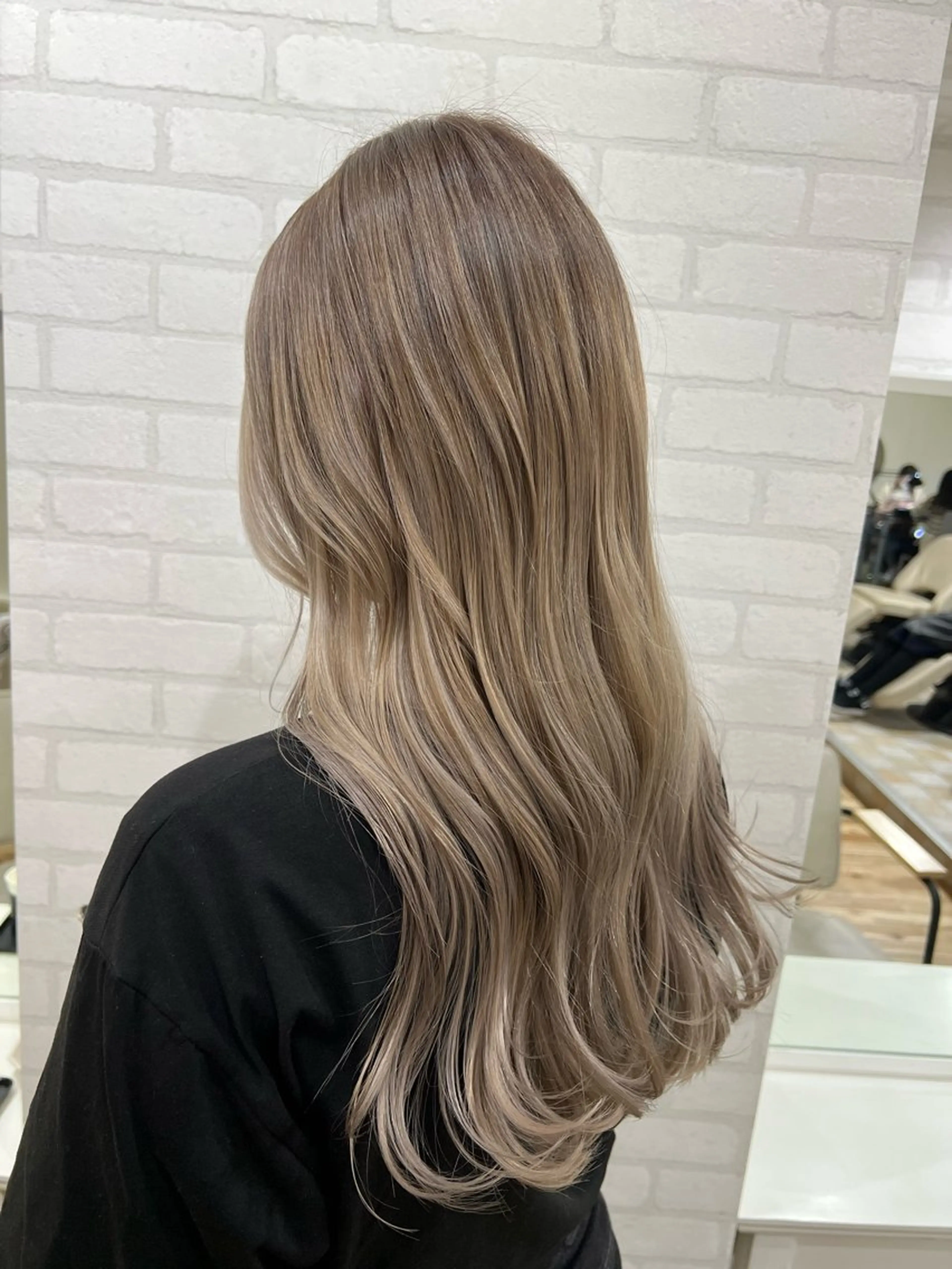 ロング ミルクティーカラー グレージュ　高山慧輔のヘアスタイル