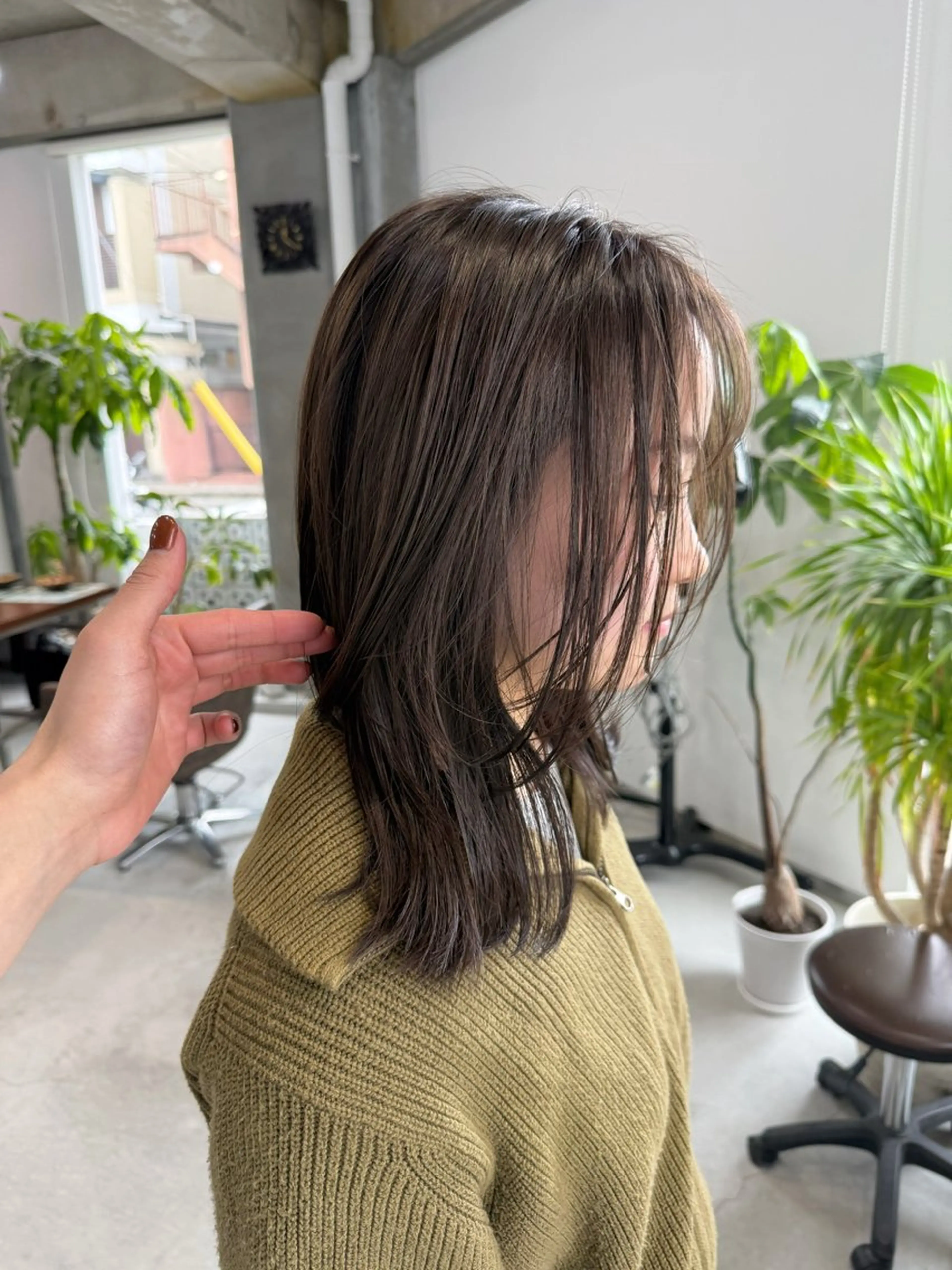 ミディアム カラー ベージュカラー オリーブベージュ カット ヘアカラー トリートメント カイリ /レイヤーカットのヘアスタイル