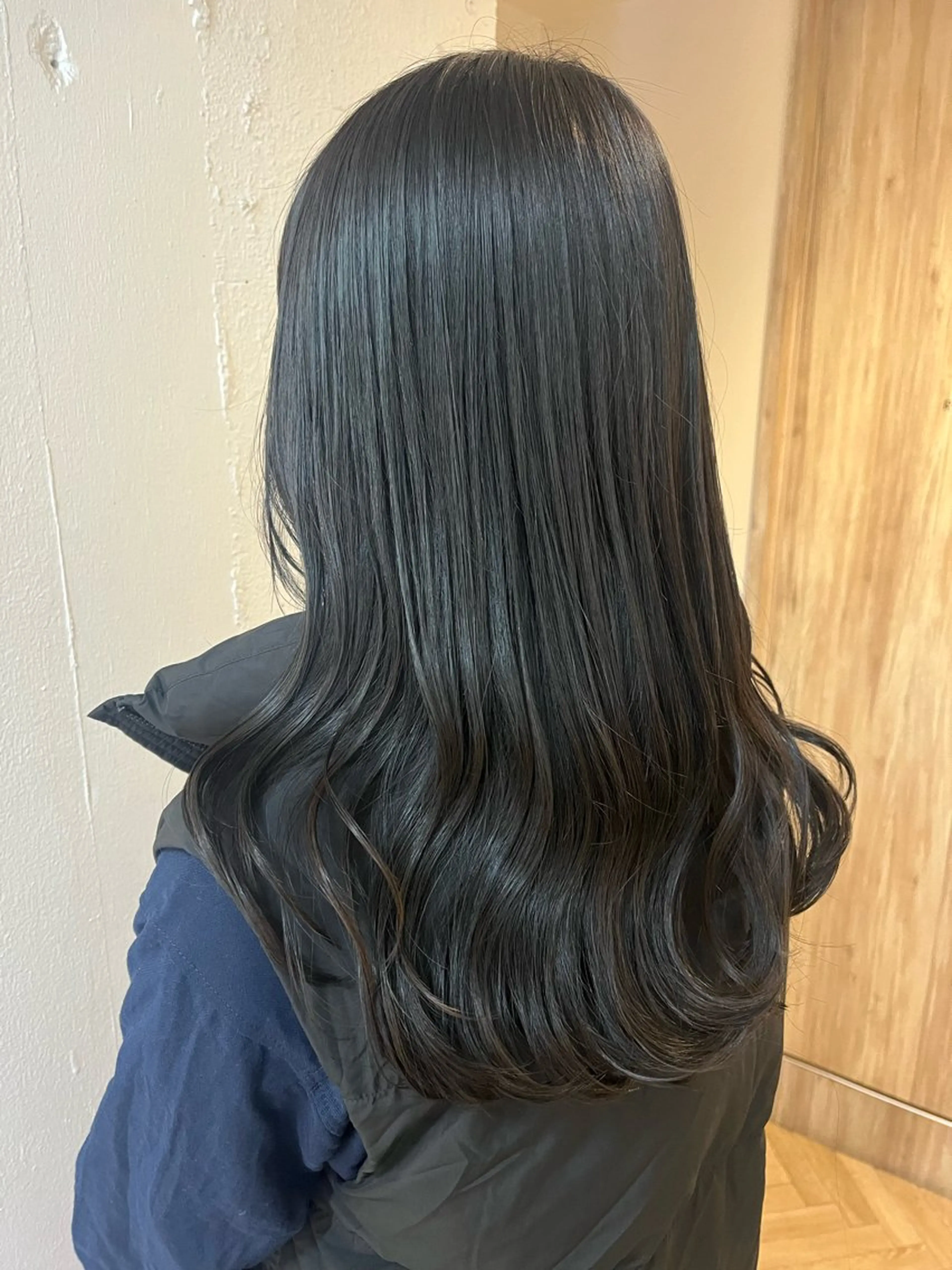 ロング カラー 黒髪 ブルーカラー ブルーブラック 透明感カラー カット トリートメント 透明感カラー/ 髪質改善/レイヤーのヘアスタイル