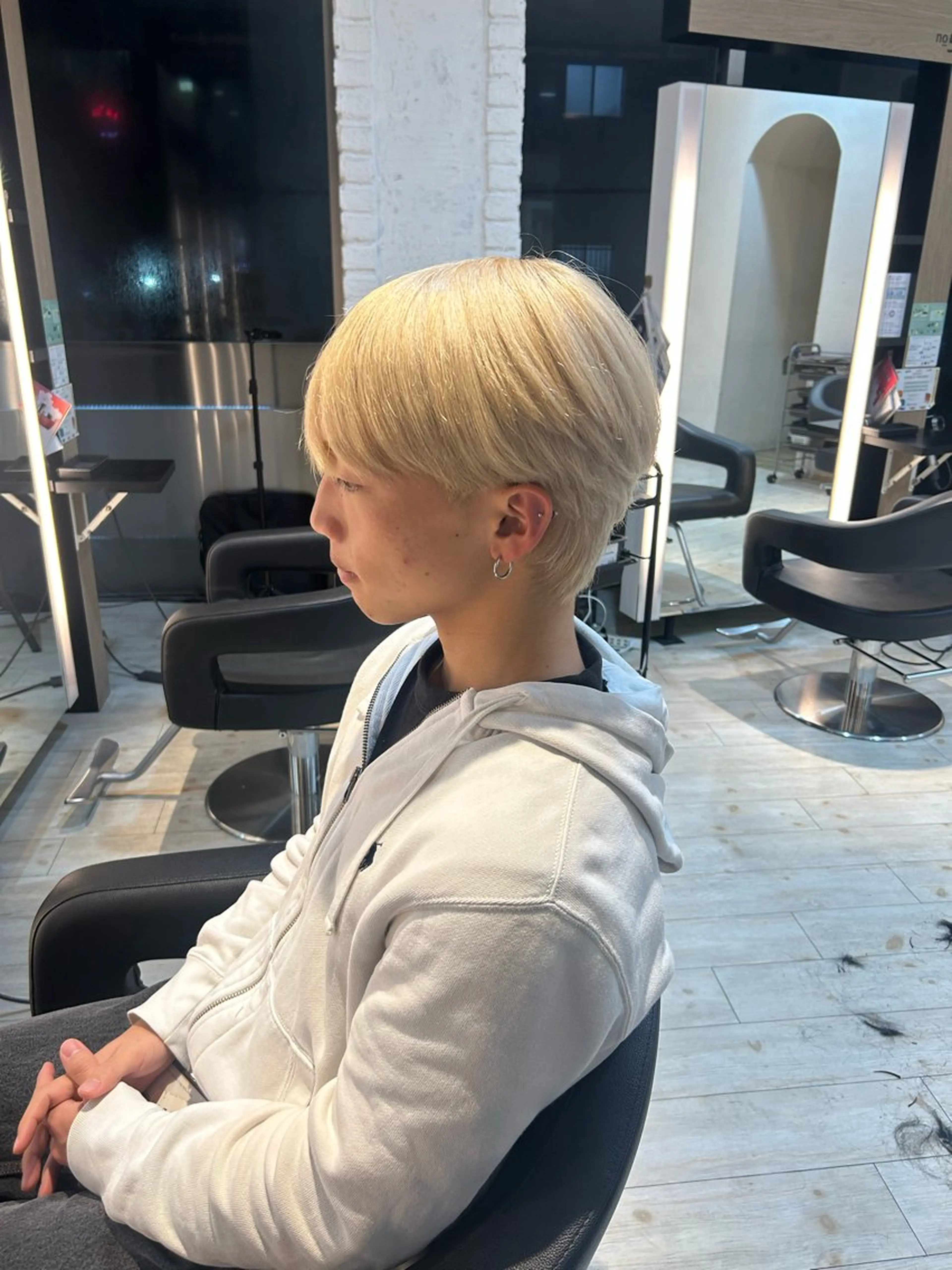 カラー メンズ メンズブリーチ ベージュカラー ブリーチ ホワイトベージュ カット ヘアカラー トリートメント 有働由良／ハイトーン ／韓国メンズヘアのヘアスタイル