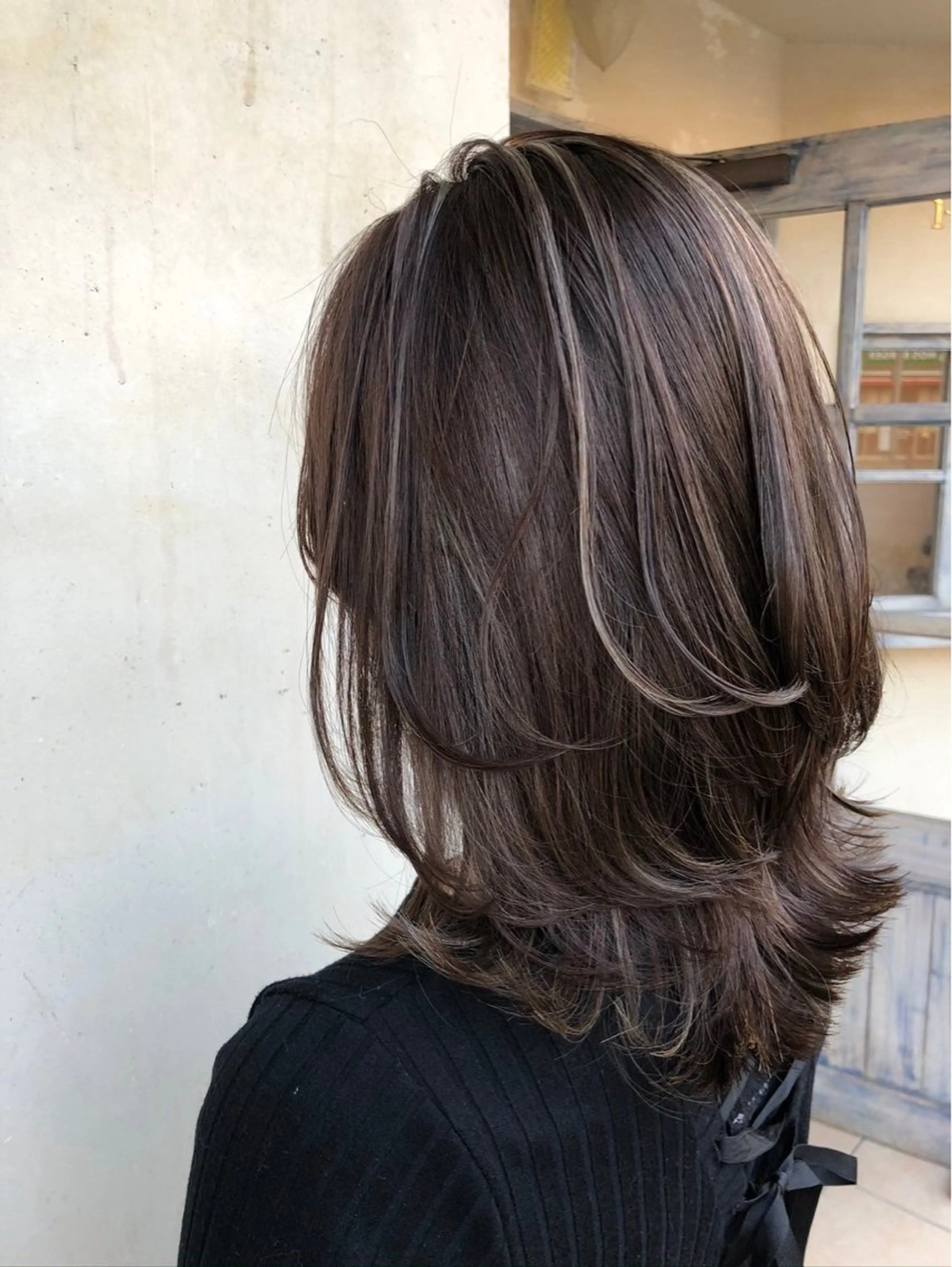 セミロング amie by afloatのヘアスタイル