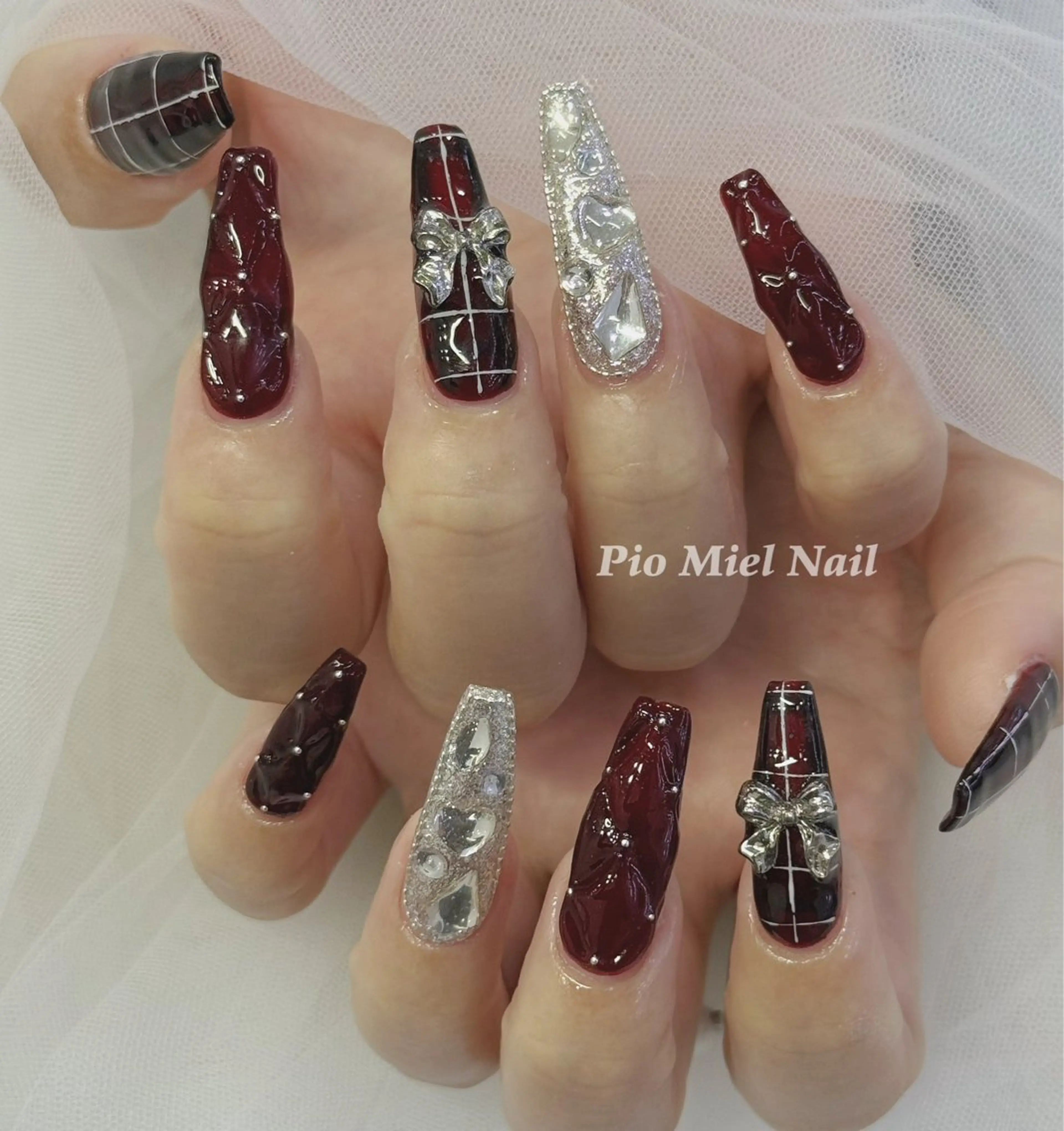 ネイル アートネイル ボルドー 長さ出し ジェルネイル ガーリー ハンドネイル momo 長さだしのネイルデザイン